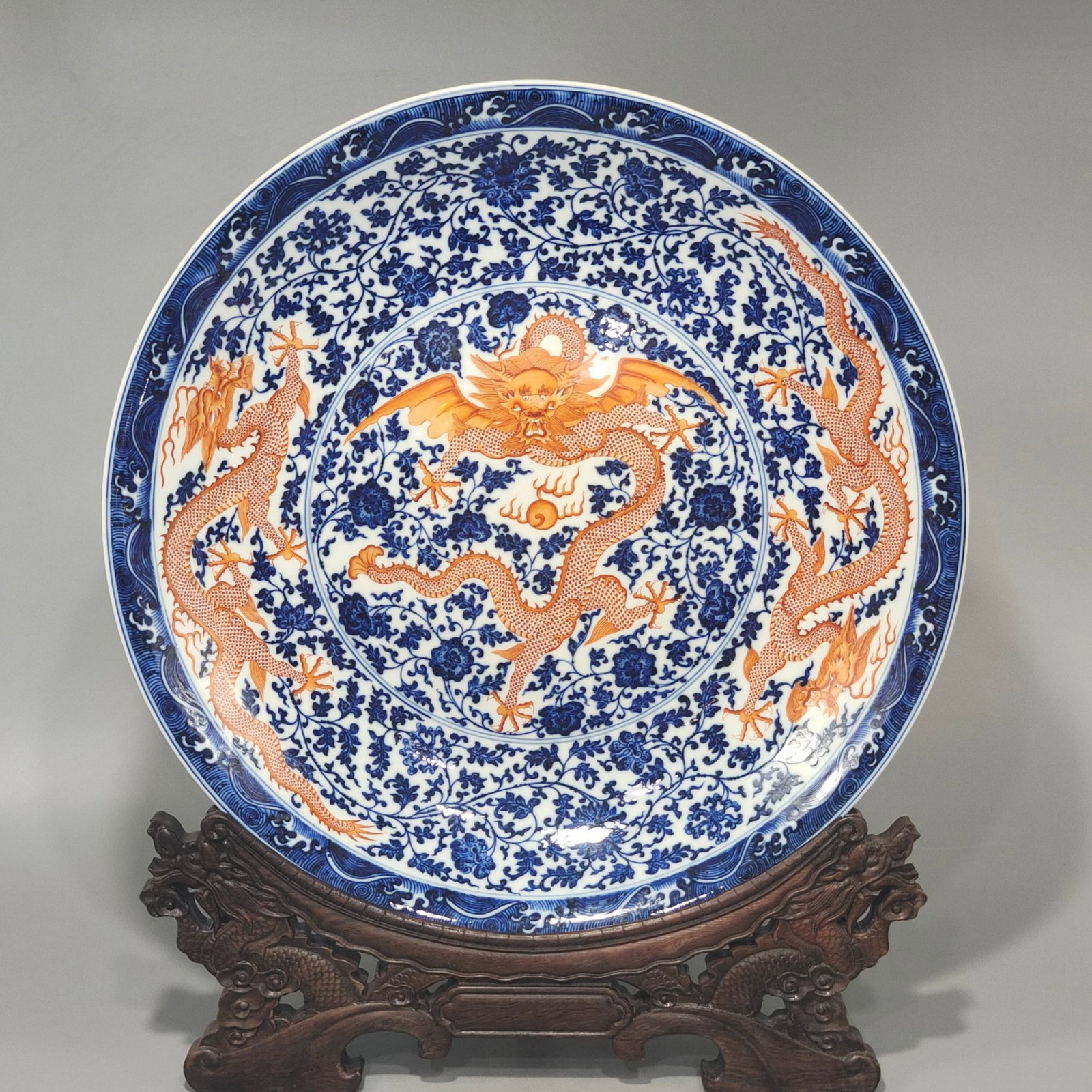 An Exquisite Blue and White Iron-Red Lotus and Dragon Pattern Plate: An Exquisite Blue and White Iron-Red Lotus and Dragon Pattern Plate,Qing Dynasty,China,Qianlong Six-character Mark,Size:3.1inx19in 青花矾红缠枝莲龙ń