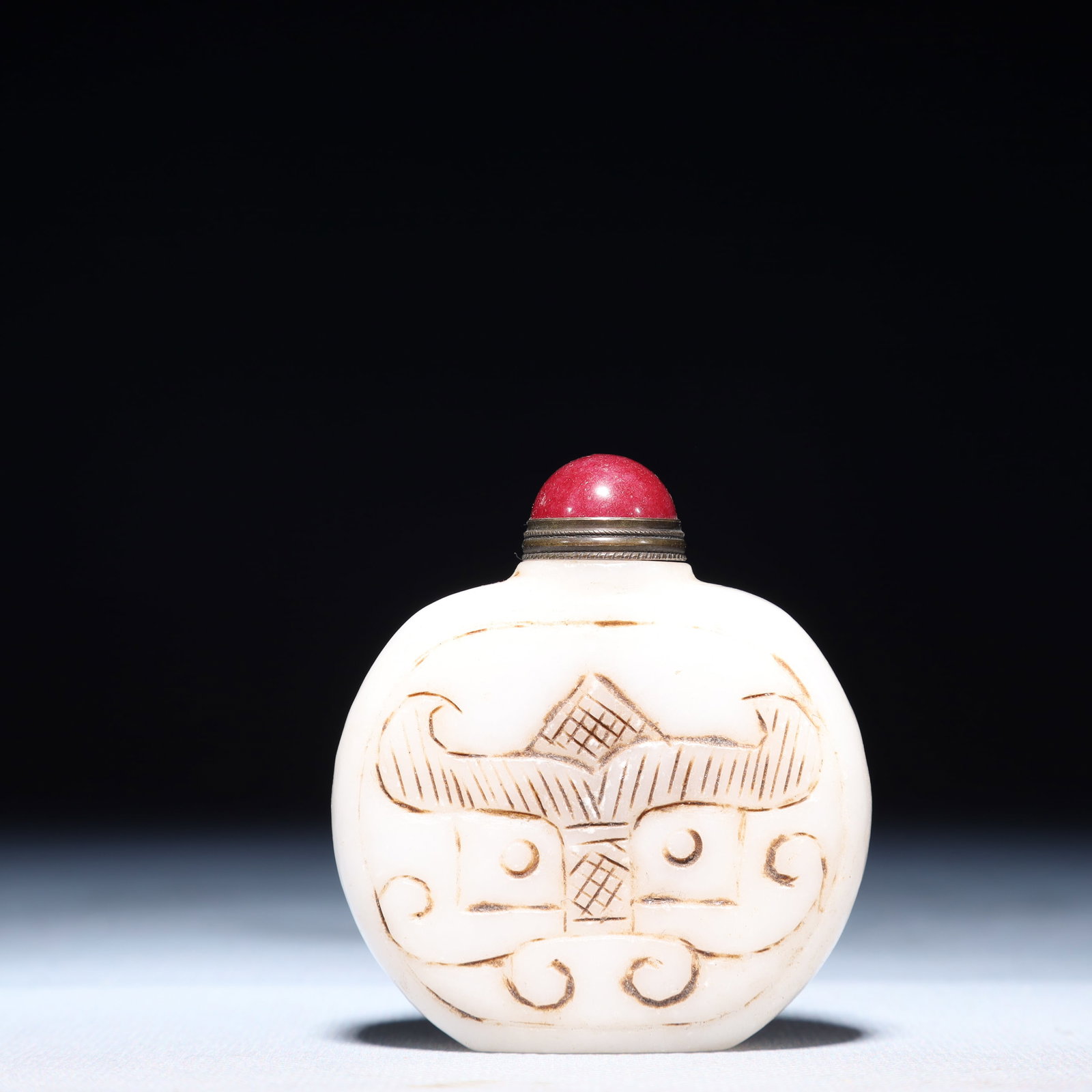An Exquisite White Jade Beast-Face Pattern Snuff Bottle: An Exquisite White Jade Beast-Face Pattern Snuff Bottle,Qing Dynasty,China,Size:2.2inx0.8inx2.6in,Weight:100g 白玉兽面纹鼻烟壶,中国清&