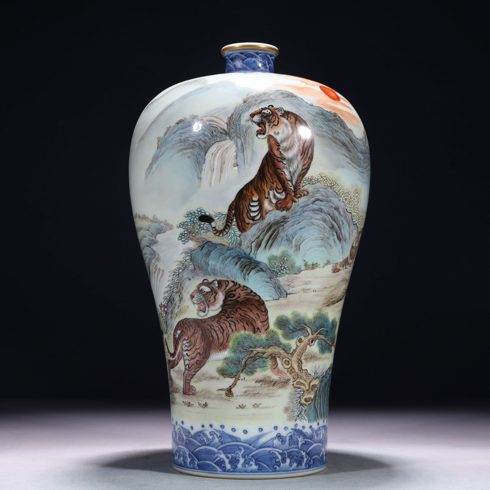 An Exquisite Enamel Painted Gold Tiger Patten Vase,with poem: An Exquisite Enamel Painted Gold Tiger Patten Vase,with poem,Qing Dynasty,China,Yongzheng Six-character Mark,Size:6.3inx12.2in,Weight:2250g 珐琅彩描金老虎 