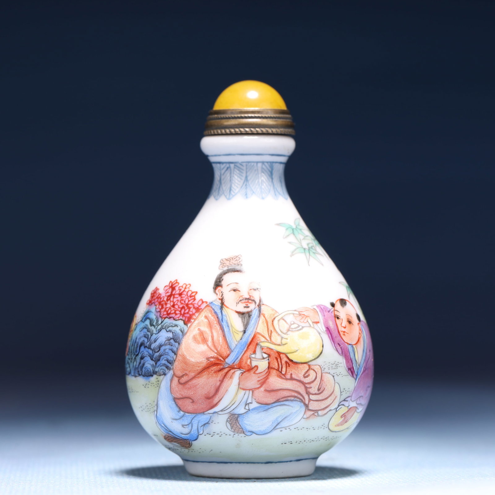 An Exquisite Famille-Rose Character and Story Pattern Snuff Bottle: An Exquisite Famille-Rose Character and Story Pattern Snuff Bottle,Qing Dynasty,China,Qianlong Four-character Mark,Size:2inx2.8in,Weight:49g 粉彩人物故事纹