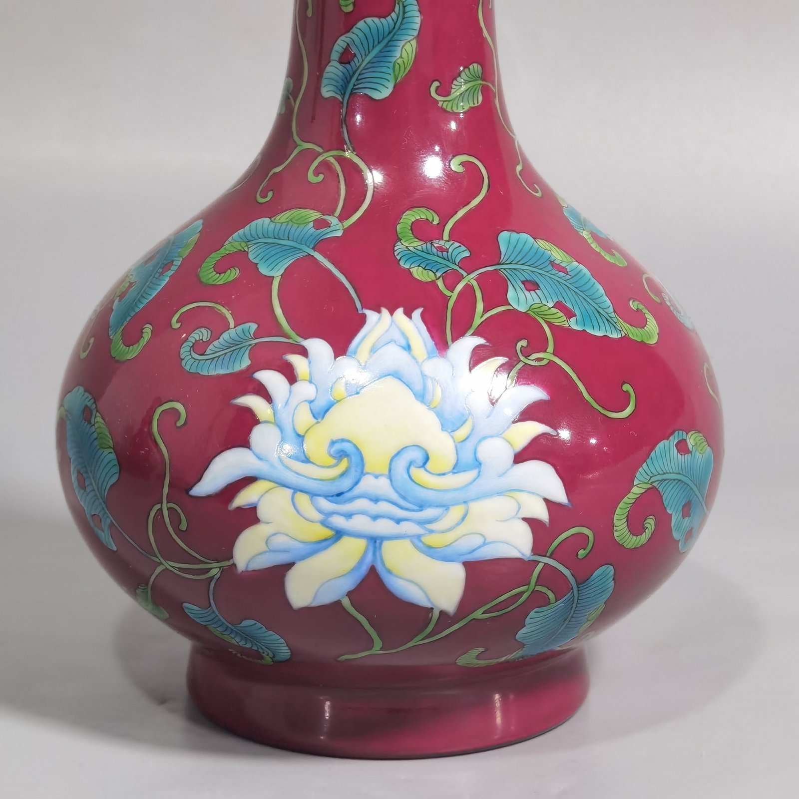 An Exquisite Enamel Ruby Red-Glazed Lotus Pattern Vase - 4