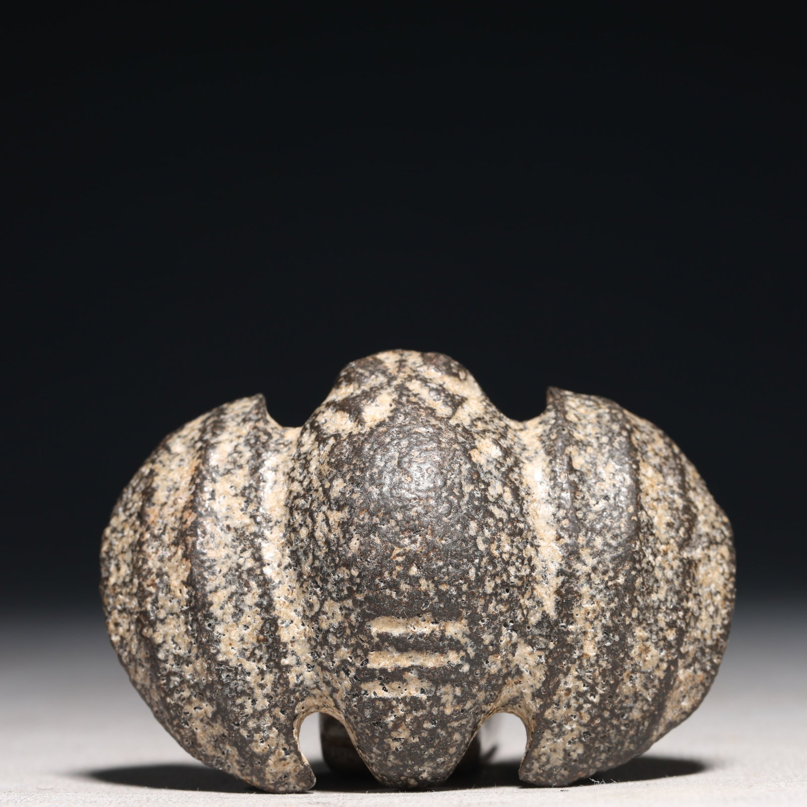 An Archaic Hongshan Culture Coal crystal Bats Pendant: An Archaic Hongshan Culture Coal crystal Bats Pendant,Ancient Time, China,Size:3.1inx2.2inx0.6in Weight:95.5g 红山文化梅晶石蝙蝠挂件,&