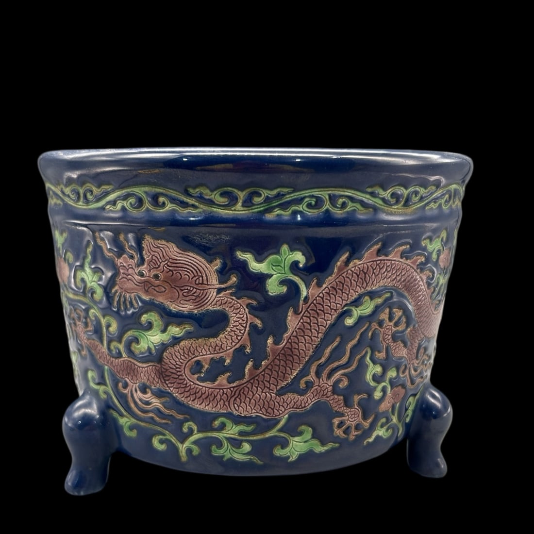 An Exquisite Blue Ground Red Green Color Dragon Pattern Tripod Censer: An Exquisite Blue Ground Red Green Color Dragon Pattern Tripod Censer,Qing Dynasty,China,Size:5.7inx7.7in