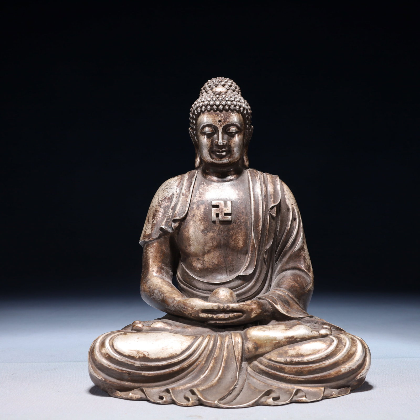 A Solemn Silver-plated Bronze Statue of Sakyamuni: A Solemn Silver-plated Bronze Statue of Sakyamuni,Qing Dynasty,China,Size:7.1inx5.3inx8.7in,Weight:1300g 铜镀银如来像,中国清代