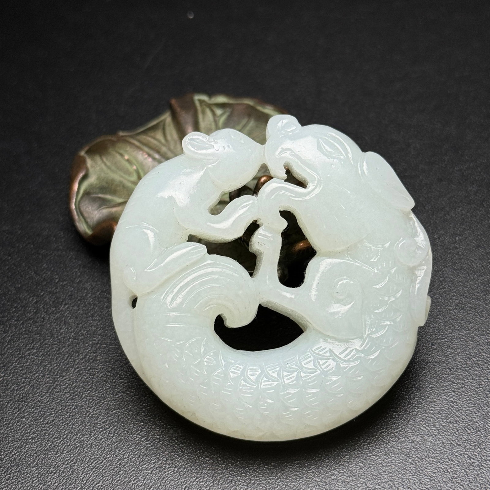 An Exquisite White Jade Dragon Pendant: An Exquisite White Jade Dragon Pendant,Qing Dynasty,China,Size:2.1inx0.6in,Weight:64g 白玉龙佩,中国清代