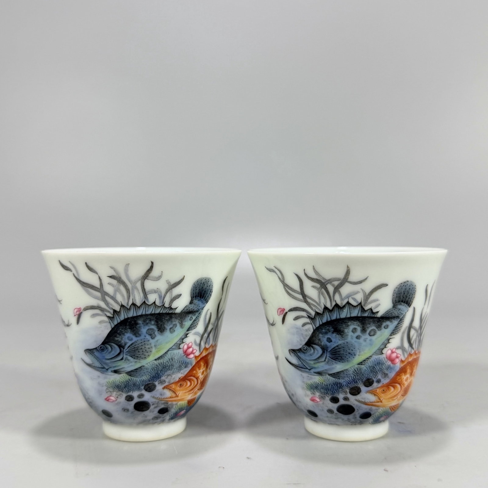 A Pair of Exquisite Famille-Rose Hornwort Pattern Cups,with poem: A Pair of Exquisite Famille-Rose Hornwort Pattern Cups,with poem,Qing Dynasty,China,Yongzheng Six-character Mark,Size:2.2inx2.4in 一对粉彩鱼藻纹杯ड