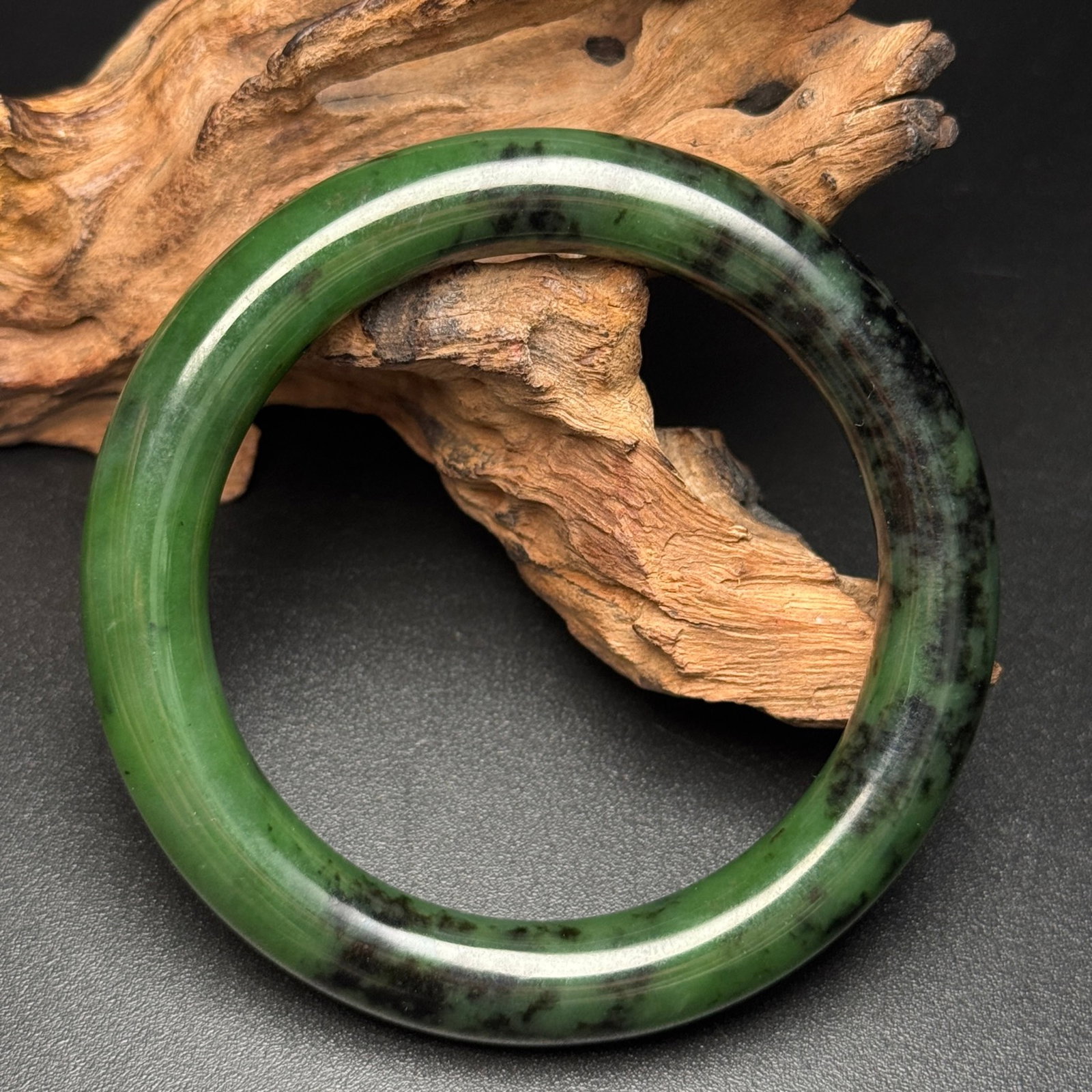 An Exquisite Jasper Bracelet: An Exquisite Jasper Bracelet,Qing Dynasty,China,Size:2.4inx3.2inx0.4in,Weight:64g 碧玉手镯,中国清代