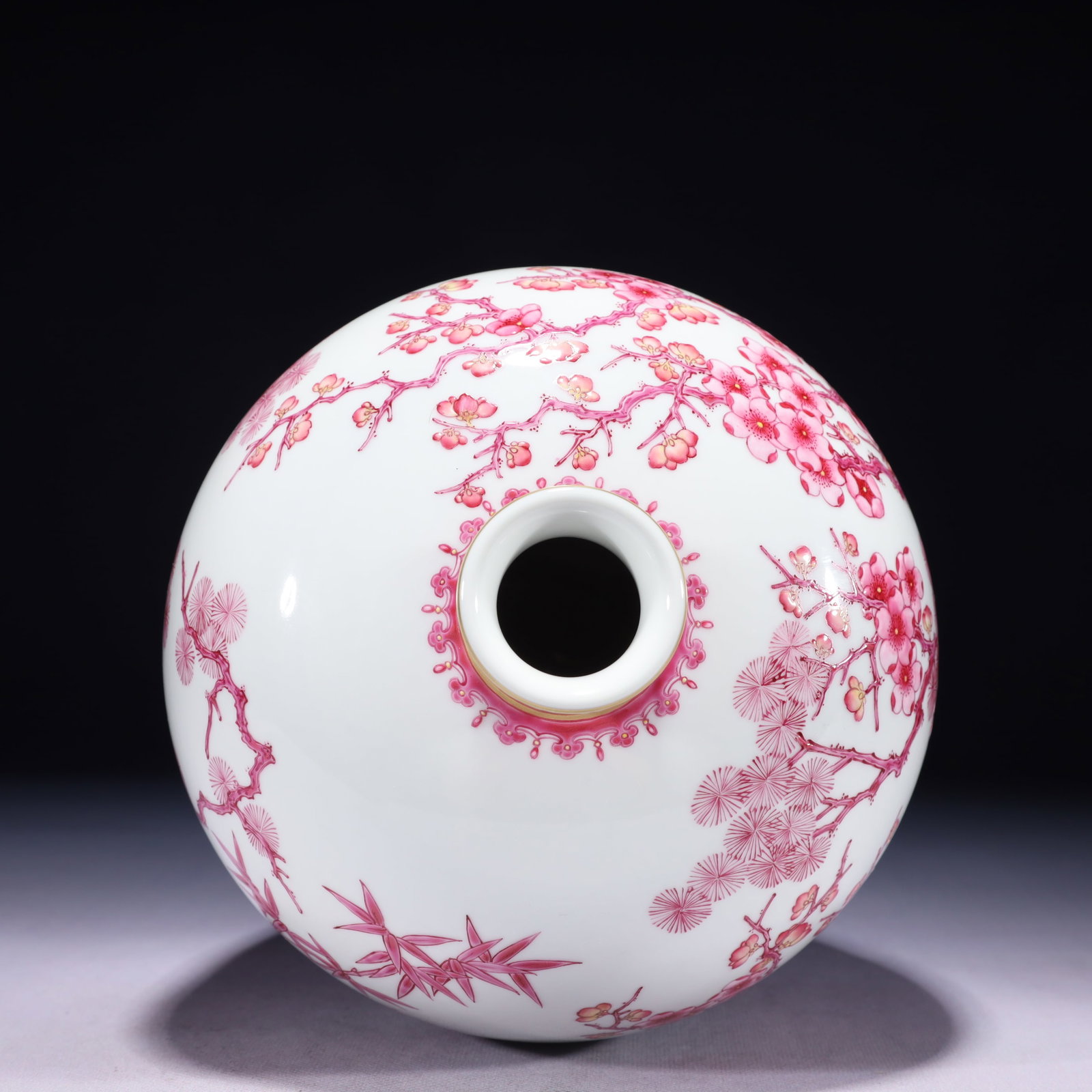 An Exquisite Ruby Red-Glazed Painted Gold Flower Pattern Vase - 8