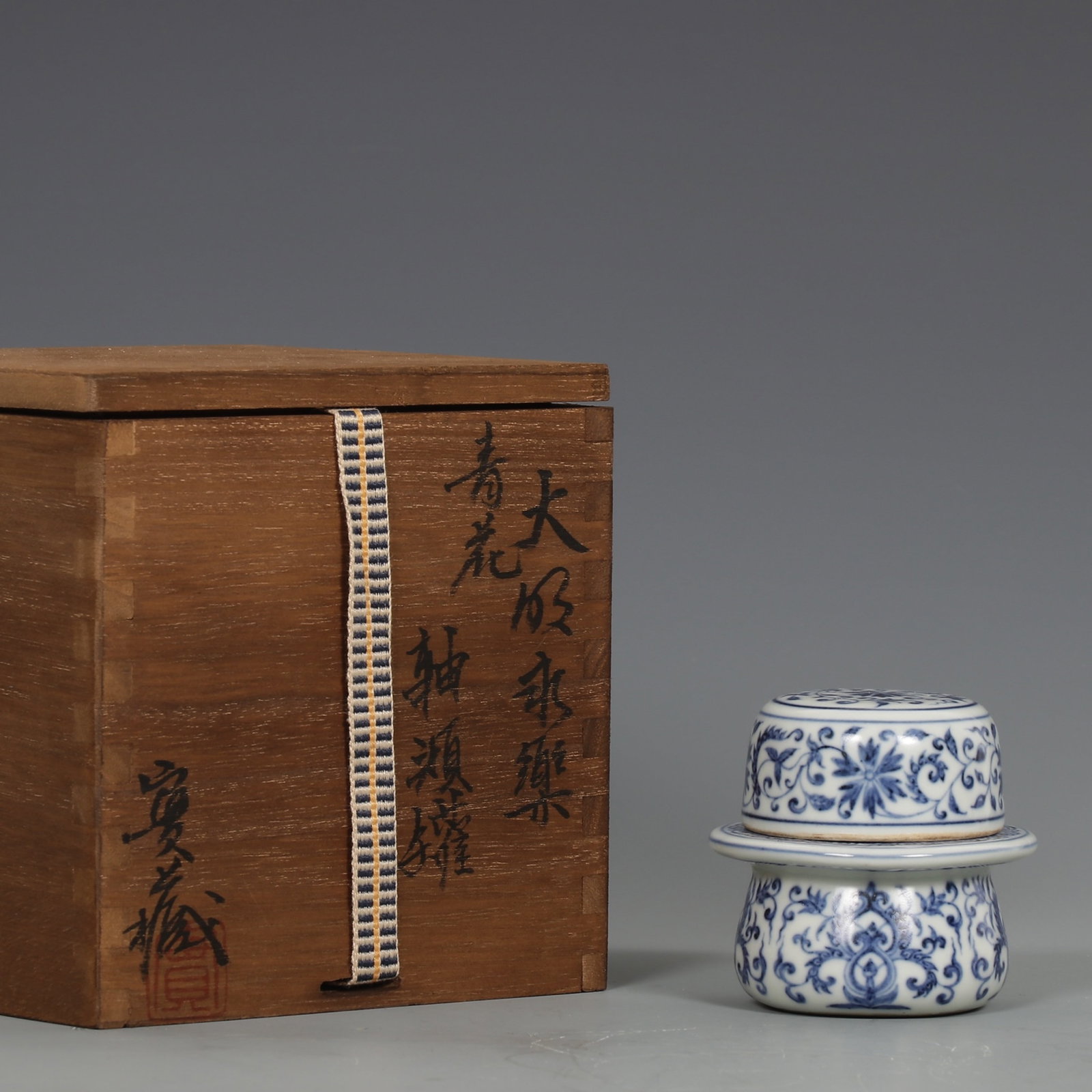 An Exquisite Blue and White Lotus Pattern Jar: An Exquisite Blue and White Lotus Pattern Jar,Ming Dynasty,China,Size:2.6inx2.8in 青花缠枝莲纹罐,中国明代