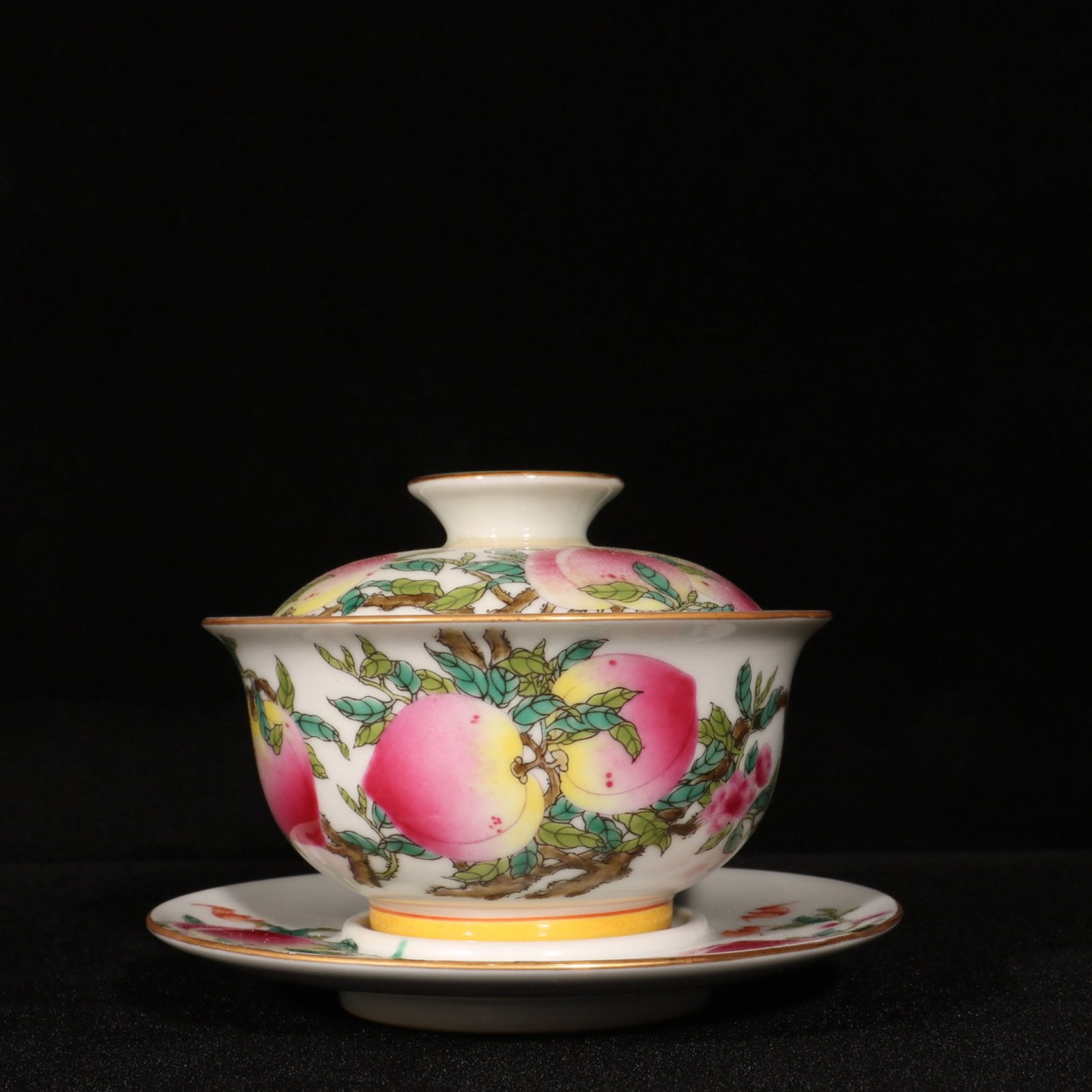 An Exquisite Enamel Painted Gold Bats and Peach Pattern Bowl with Cover,with Plate: An Exquisite Enamel Painted Gold Bats and Peach Pattern Bowl with Cover,with Plate,Qing Dynasty,China,Qianlong Six-character Mark,Size:3.9inx4.1in 珐琅彩描金蝙Ś