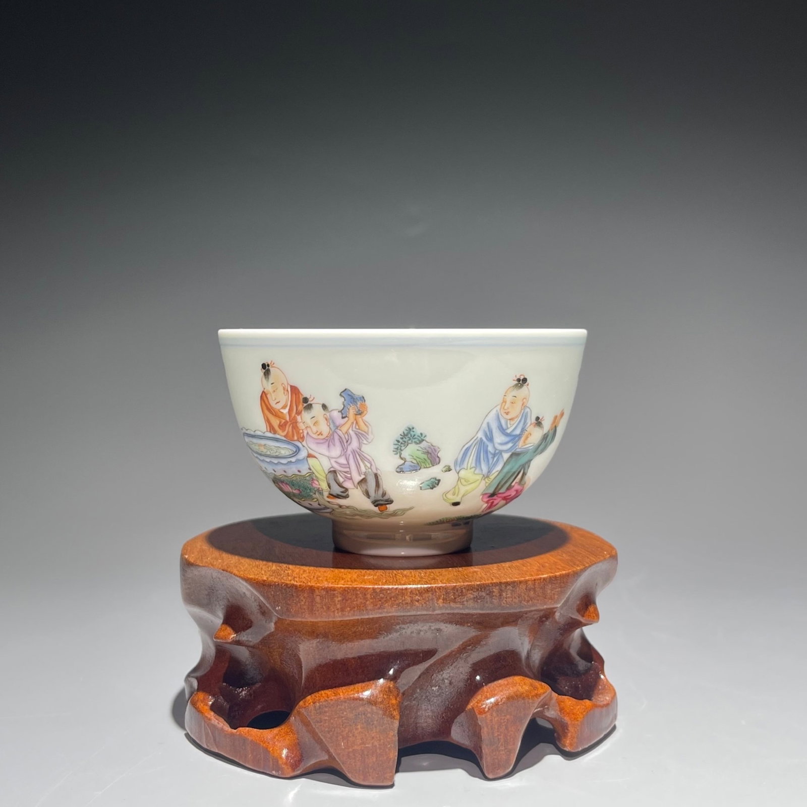 An Exquisite Famille-Rose Character and Story Pattern Cup: An Exquisite Famille-Rose Character and Story Pattern Cup,Qing Dynasty,China,Yongzheng Six-character Mark,Size:2.2inx3.5in 粉彩人物故事纹杯子,