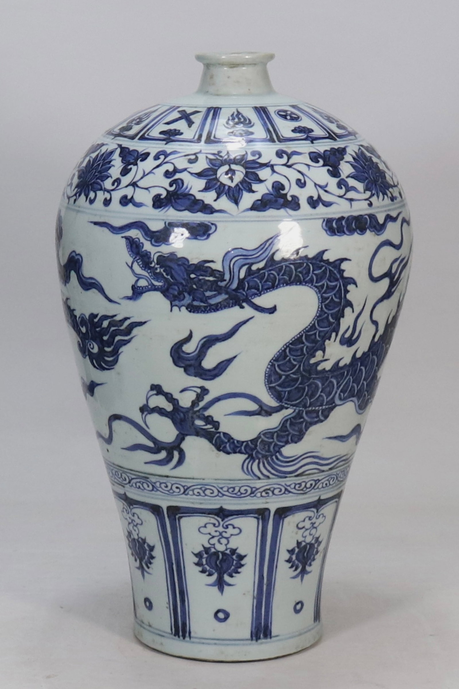 A Huge Blue and White Auspicious Cloud and Dragon Pattern Vase: A Huge Blue and White Auspicious Cloud and Dragon Pattern Vase,Yuan Dynasty,China,Size:16.7in 青花祥云龙纹瓶,中国元代