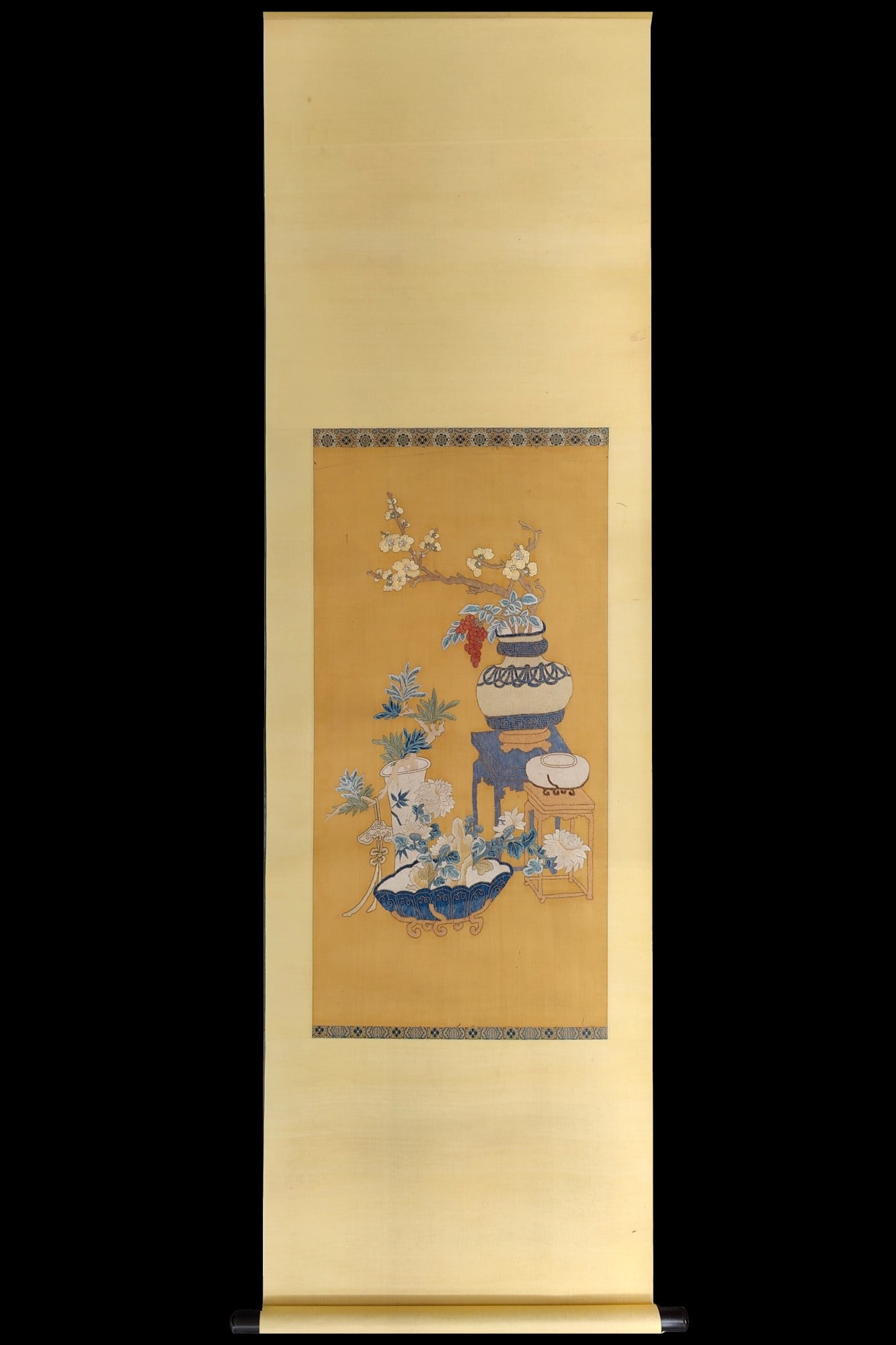 Photo courtesy of Suzhou Embroidery: Suxiu Embroidery of the Qing Dynasty, courtesy map Overall: 82.7in×24.8in Painting core: 37in×18.9in 清代 苏绣清供图