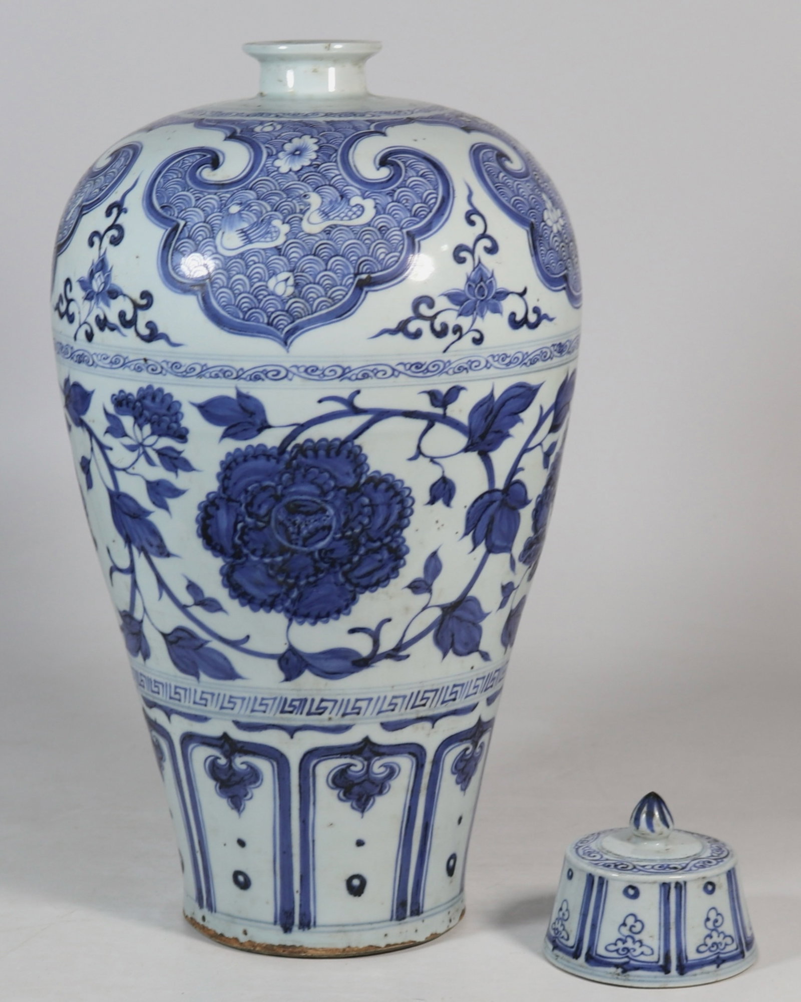 A Huge Blue and White Lotus Pattern Bottle: A Huge Blue and White Lotus Pattern Bottle,Yuan Dynasty,China,Size:17.2inx15.6in 青花缠枝莲纹盖瓶,中国元代