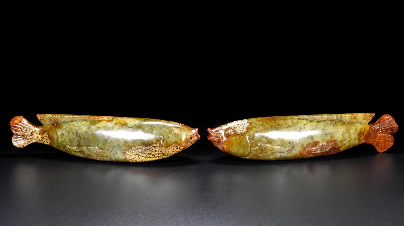 A Pair of Exquisite Archaic Jade Fish Ornaments: A Pair of Exquisite Archaic Jade Fish Ornaments,Ancient Time,China,Size:9.8inx2inx2.4in,Weight:1692g 一对高古玉鱼摆件,中国远古&#