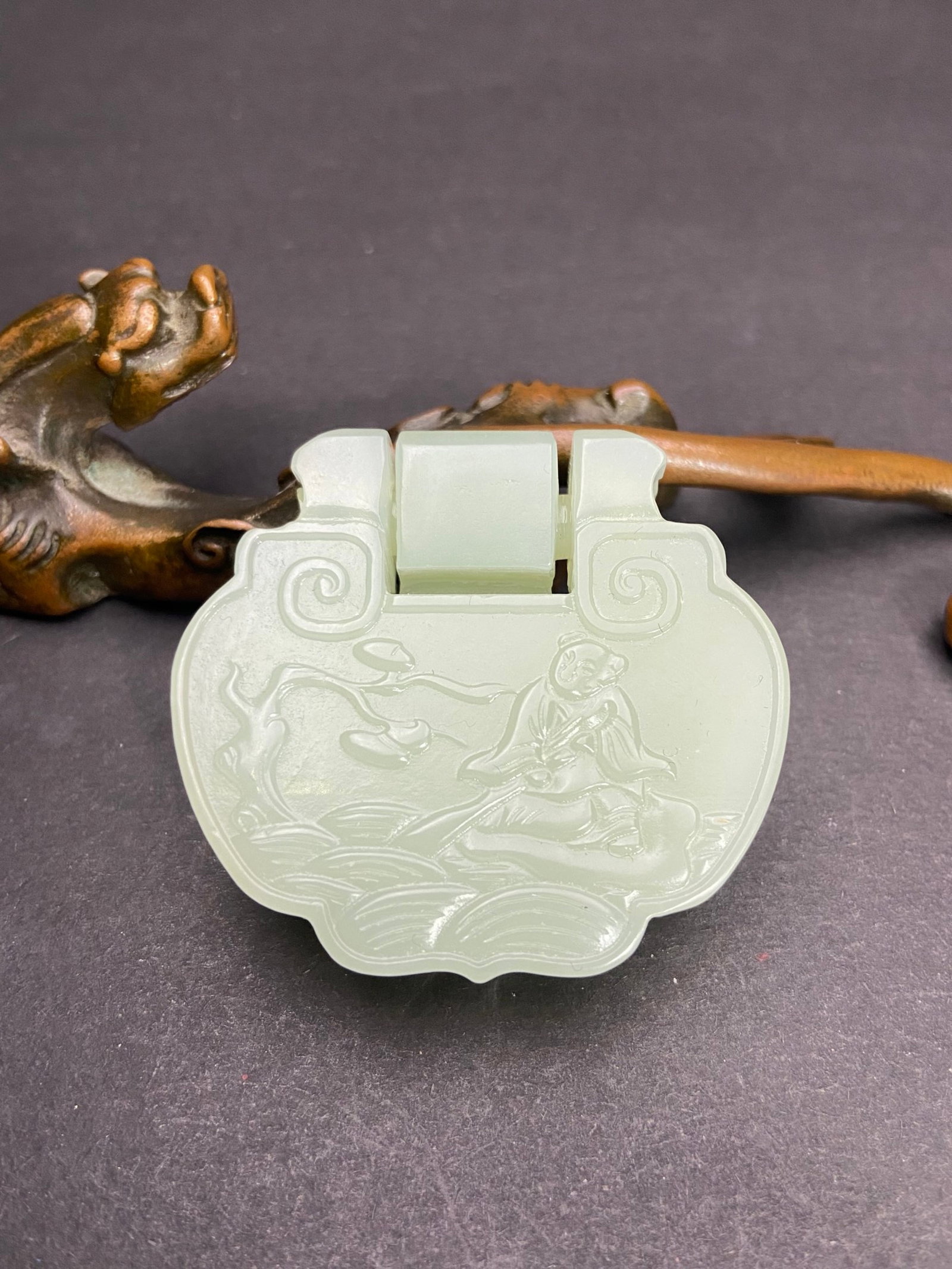 An Exquisite White Jade Figure Seawater Dragon Pattern Pendant: An Exquisite White Jade Figure Seawater Dragon Pattern Pendant,Qing Dynasty,China,Size:2inx1.8inx0.5in,Weight:41g 白玉人物海水龙纹挂件,È