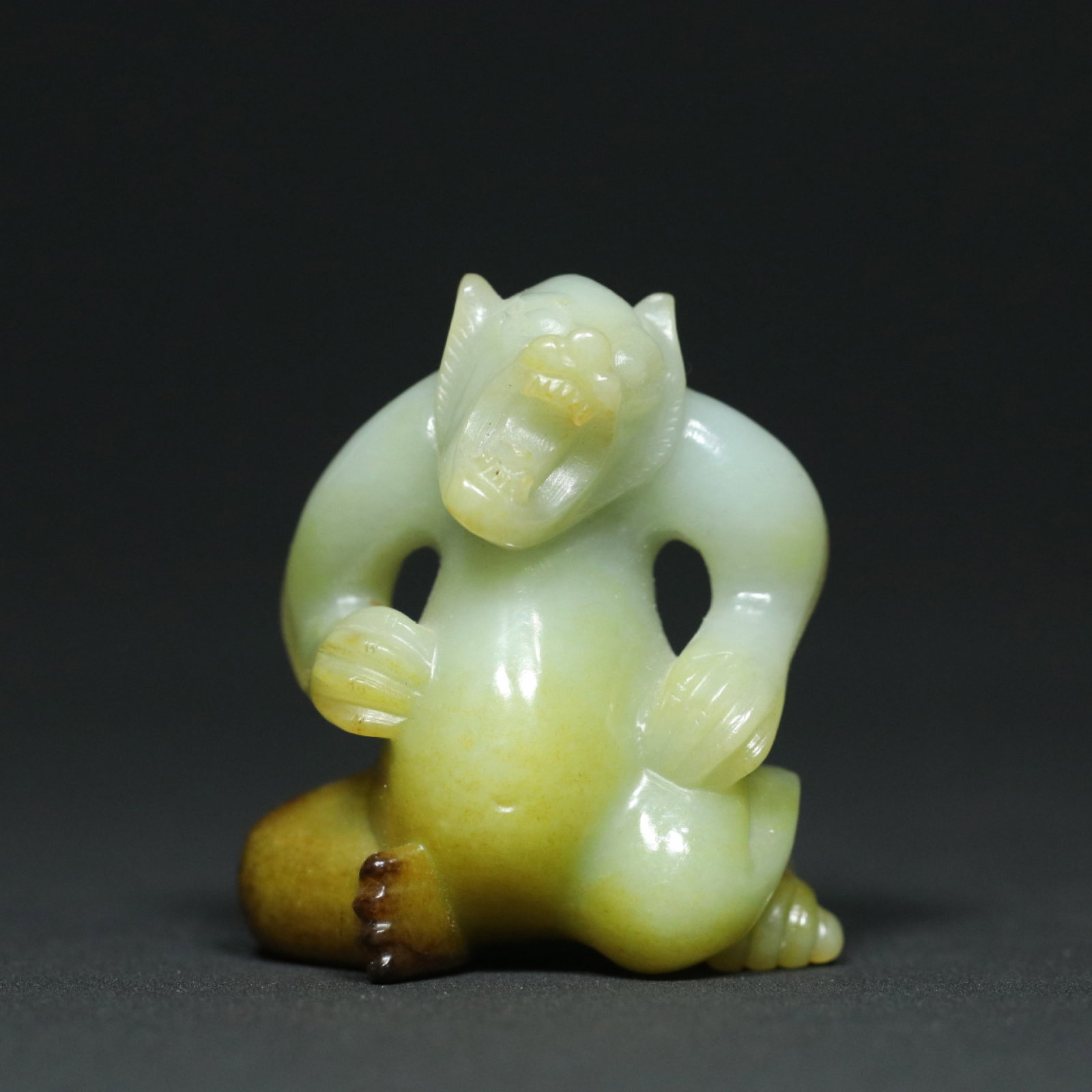 An Exquisite White Jade Bear Ornament: An Exquisite White Jade Bear Ornament,Han Dynasty,China,Size:2inx1.8inx1.1in,Weight:69.2g 白玉熊摆件,中国汉代
