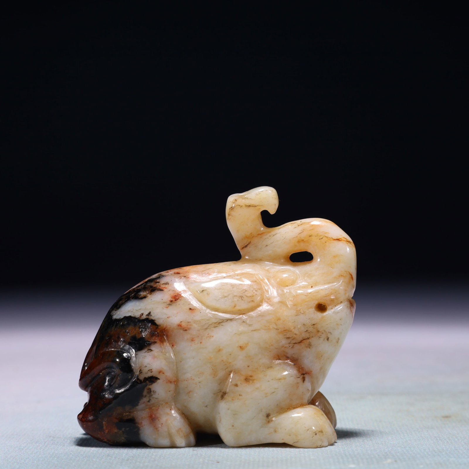 An Exquisite White Jade Elephant Ornament: An Exquisite White Jade Elephant Ornament,Qing Dynasty,China,Size:2.8inx1.6inx2.8in,Weight:238.4g 白玉象摆件,中国清代