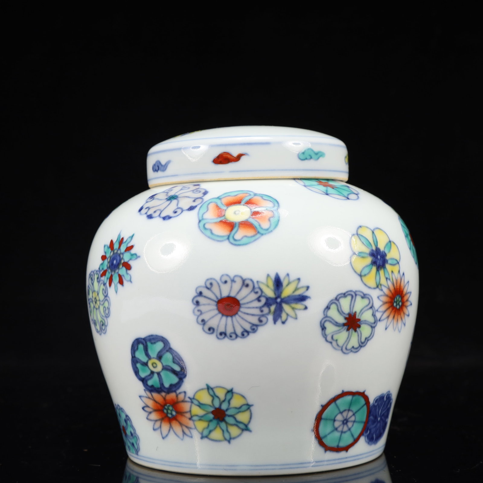 An Exquisite Famille-Rose Flower Pattern Cover Jar: An Exquisite Famille-Rose Flower Pattern Cover Jar,Qing Dynasty, China,Royal Court Mark,Size:5.5inx5.5inx5.3in 粉彩花卉纹盖罐,中国清代