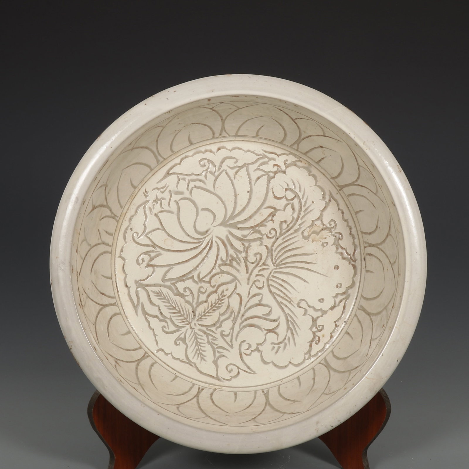 An Exquisite Cizhou yao Flower Pattern Basin: An Exquisite Cizhou yao Flower Pattern Basin,Song Dynasty,China,Size:4.3inx15.2in 磁州窑花卉纹盆,中国宋代
