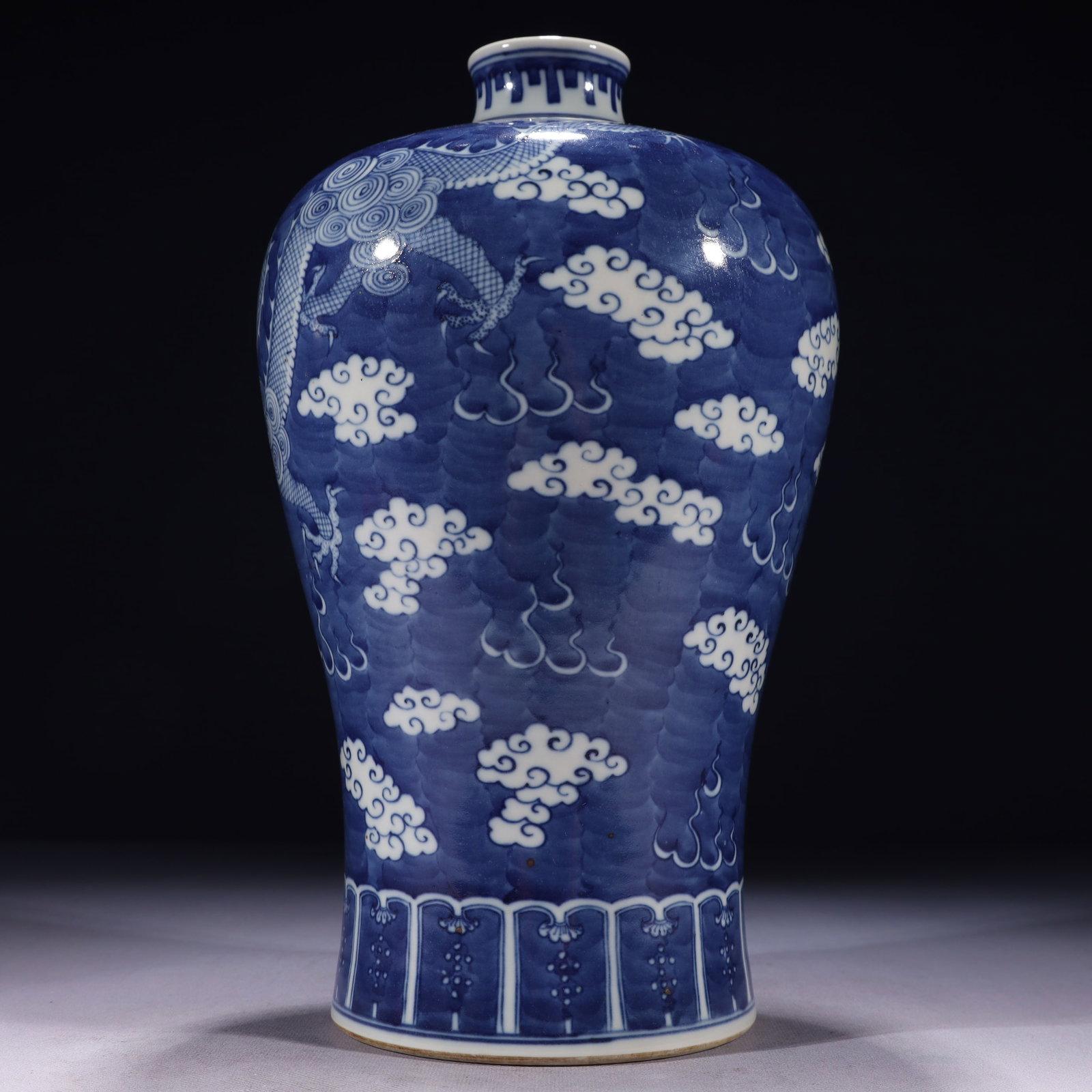 An Exquisite Blue and White Auspicious Cloud and Dragon Pattern Vase - 10