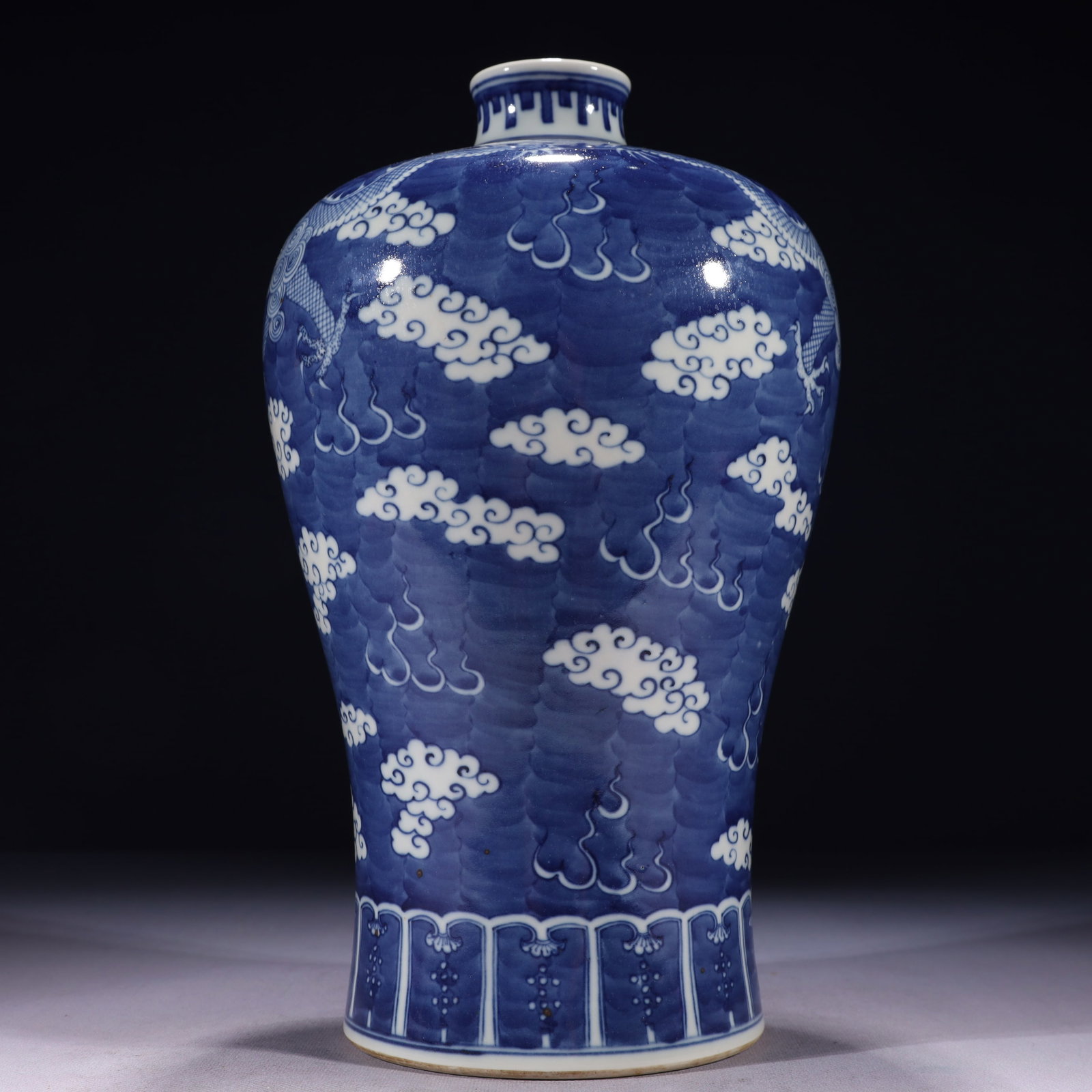 An Exquisite Blue and White Auspicious Cloud and Dragon Pattern Vase - 11