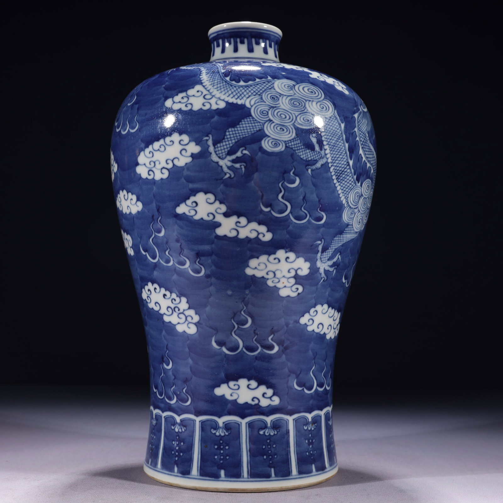 An Exquisite Blue and White Auspicious Cloud and Dragon Pattern Vase - 12