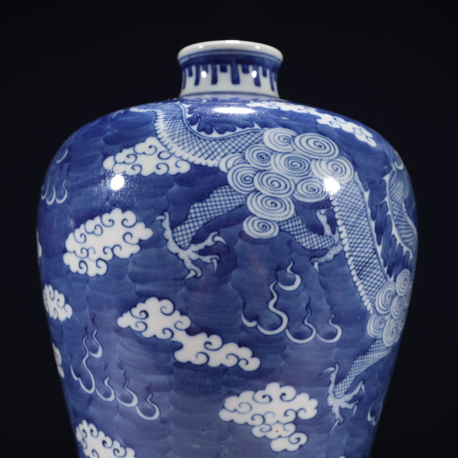 An Exquisite Blue and White Auspicious Cloud and Dragon Pattern Vase - 13