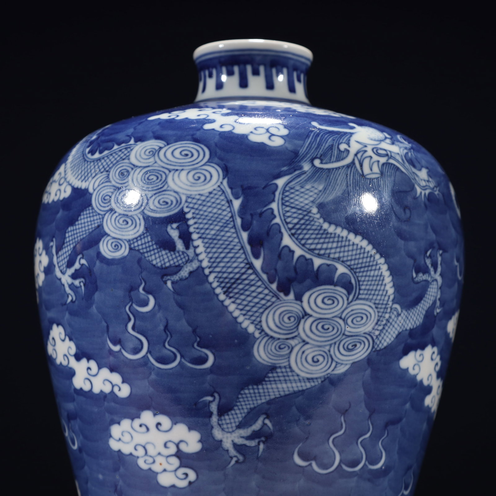 An Exquisite Blue and White Auspicious Cloud and Dragon Pattern Vase - 2