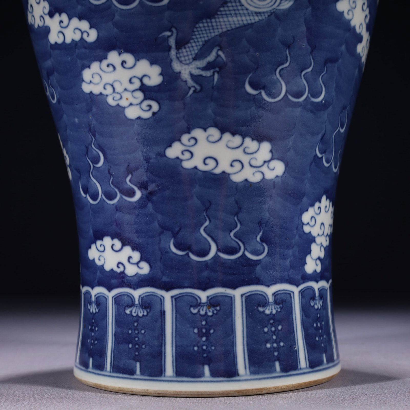 An Exquisite Blue and White Auspicious Cloud and Dragon Pattern Vase - 3