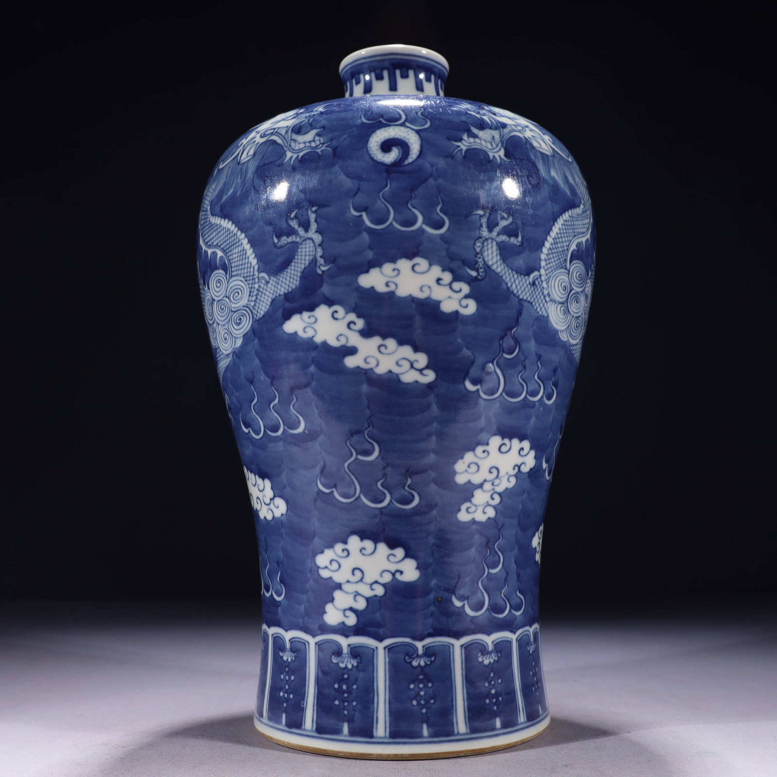 An Exquisite Blue and White Auspicious Cloud and Dragon Pattern Vase - 4