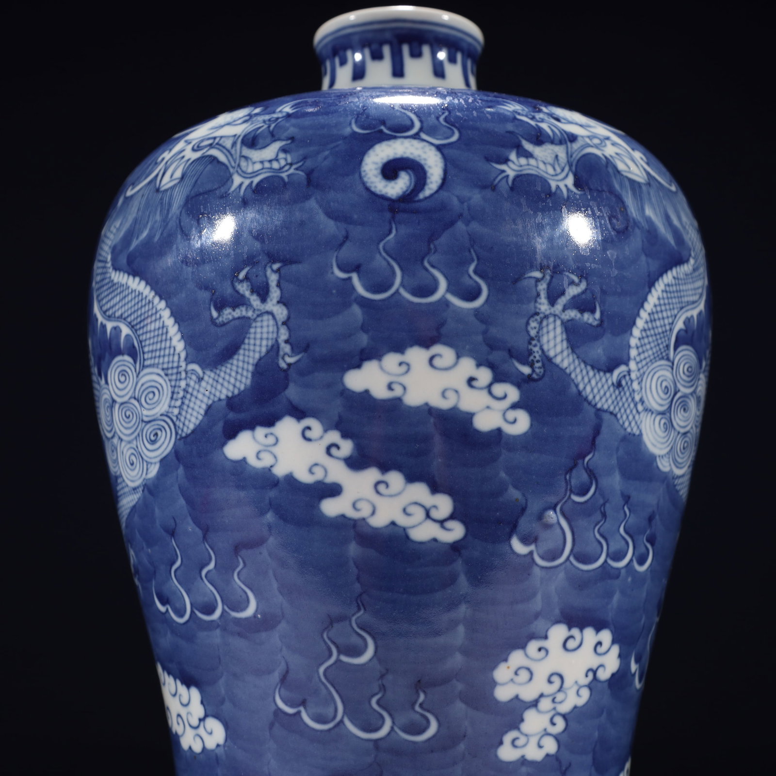 An Exquisite Blue and White Auspicious Cloud and Dragon Pattern Vase - 5