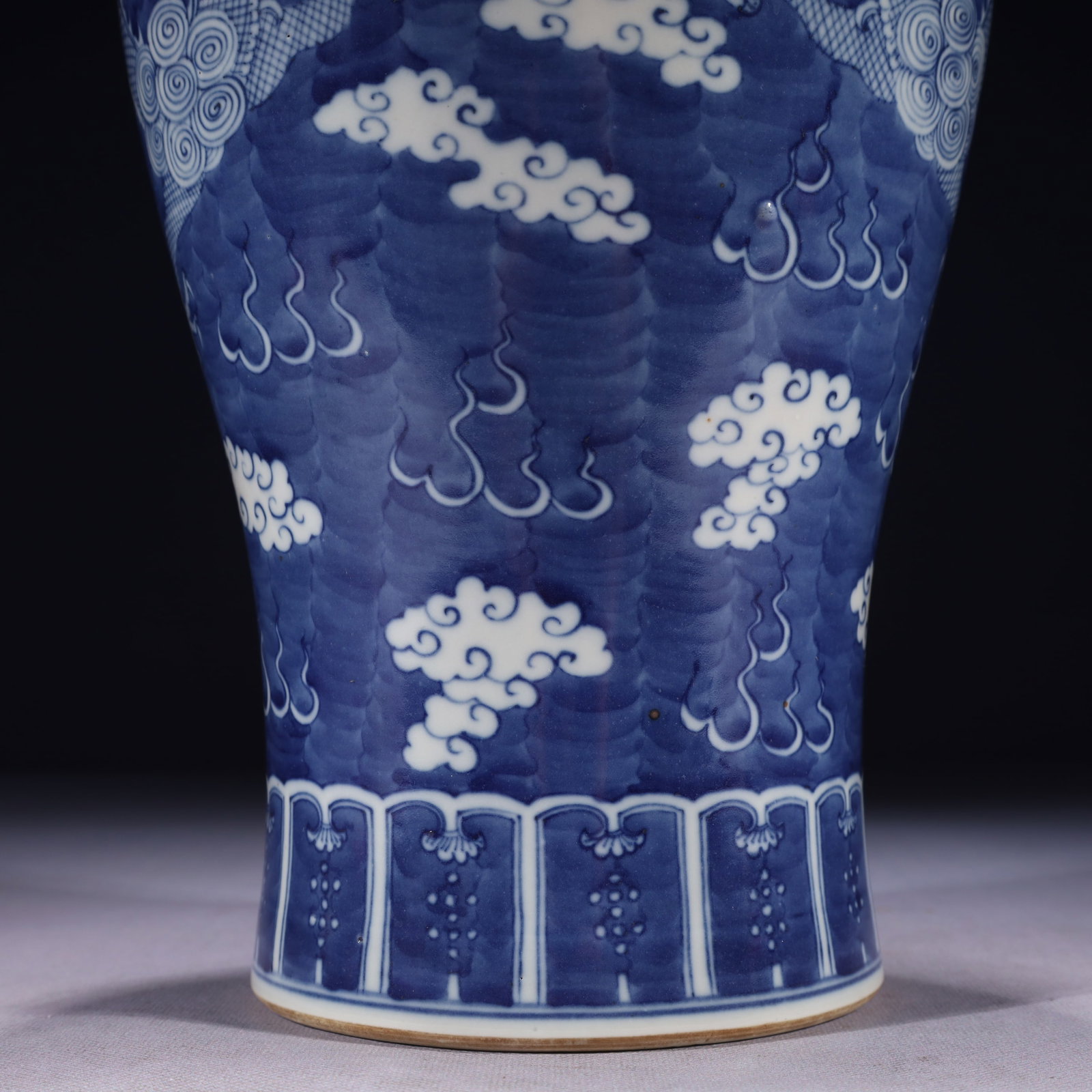 An Exquisite Blue and White Auspicious Cloud and Dragon Pattern Vase - 6