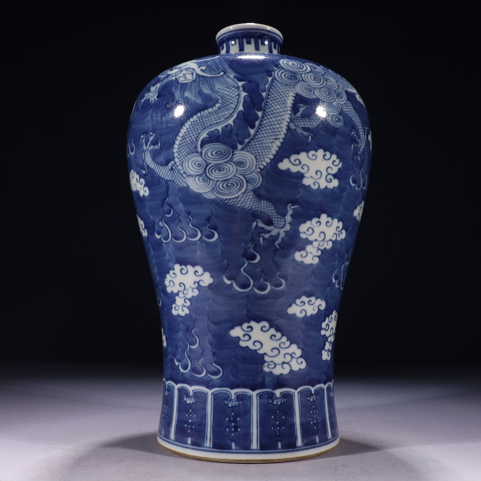 An Exquisite Blue and White Auspicious Cloud and Dragon Pattern Vase - 7