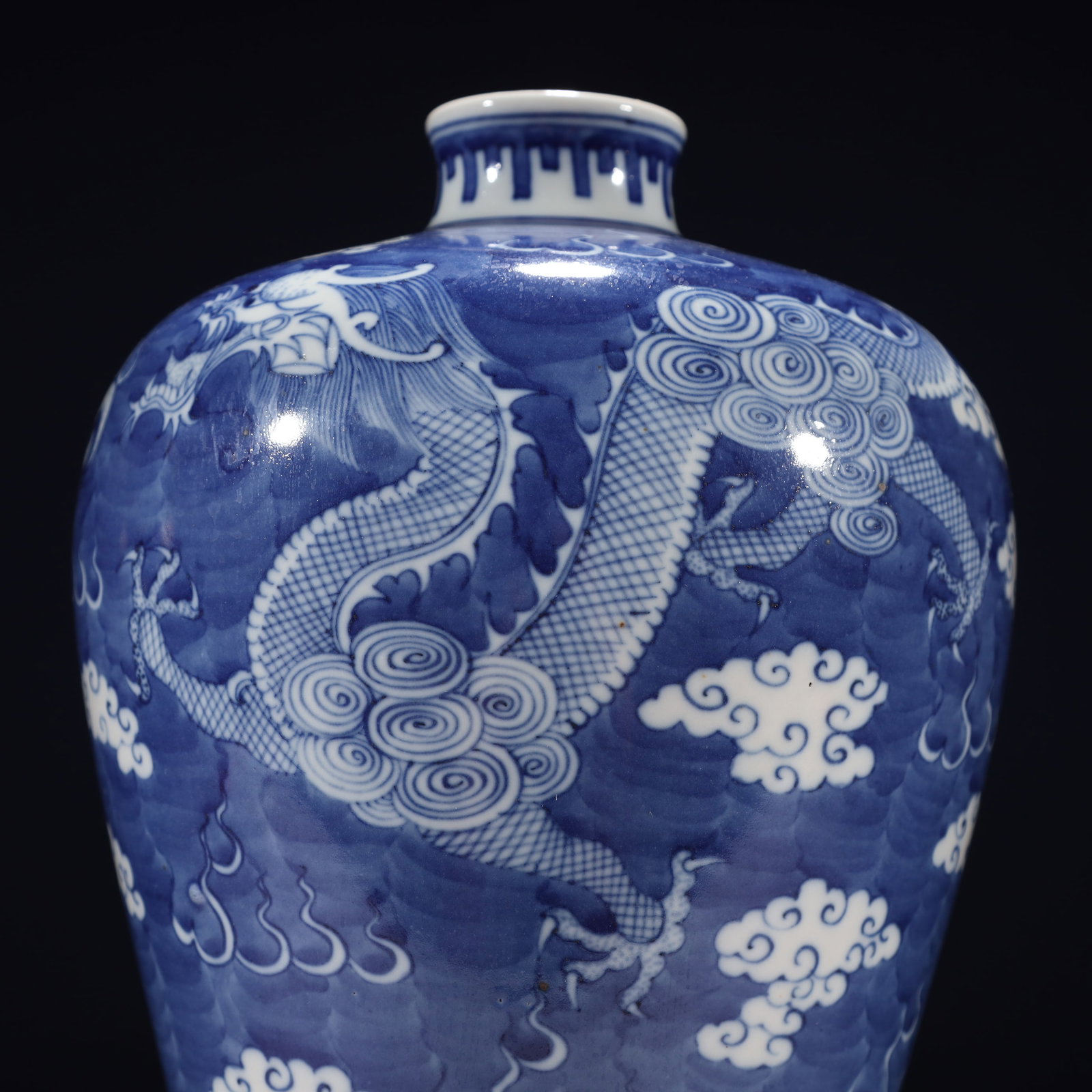 An Exquisite Blue and White Auspicious Cloud and Dragon Pattern Vase - 8