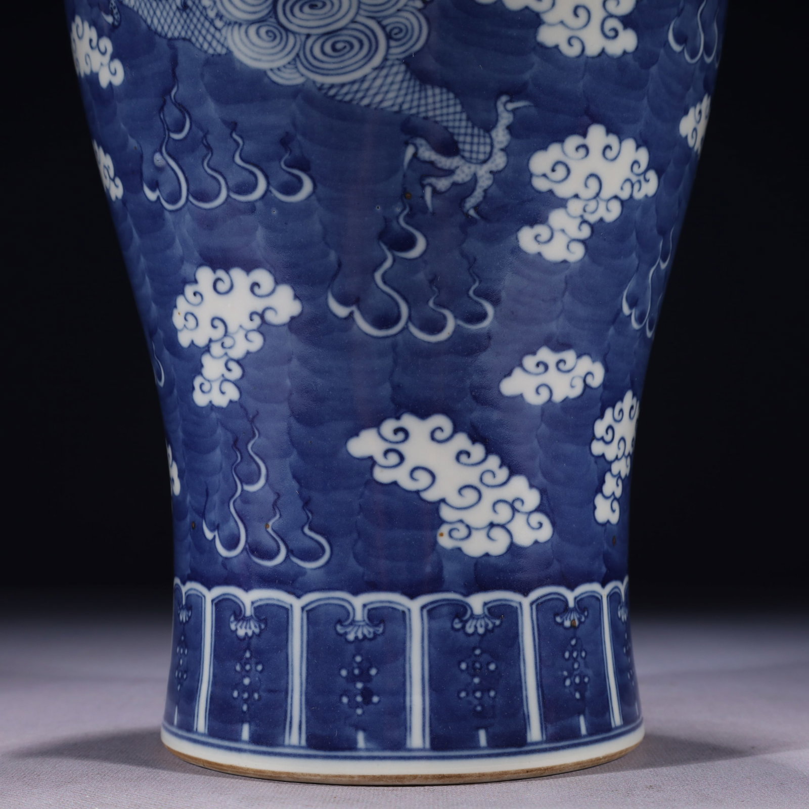 An Exquisite Blue and White Auspicious Cloud and Dragon Pattern Vase - 9