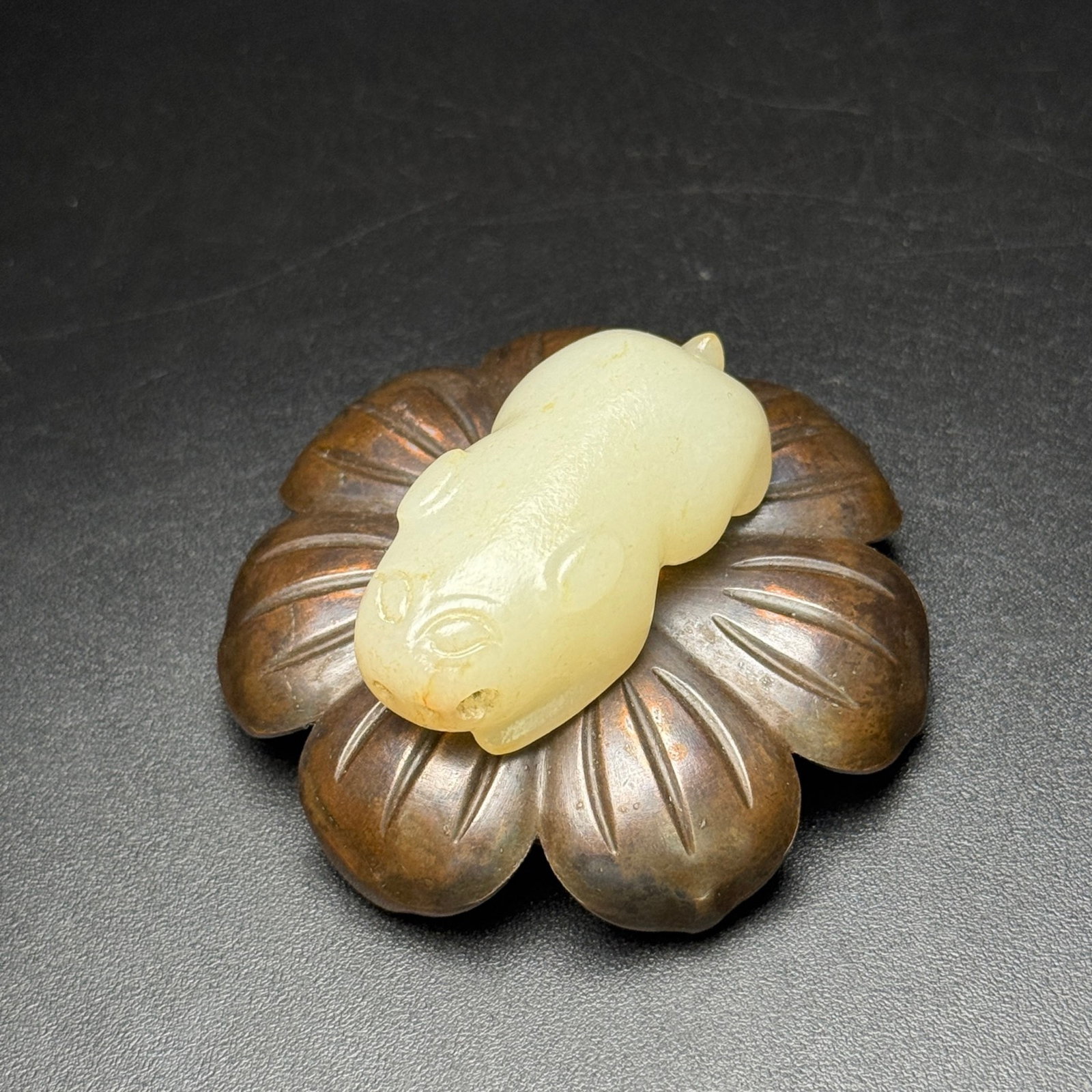 An Exquisite White Jade Auspicious Beast Pendant: An Exquisite White Jade Auspicious Beast Pendant,Qing Dynasty,China,Size:1.7inx0.9inx0.6in,Weight:27g 白玉瑞兽挂件,中国清代
