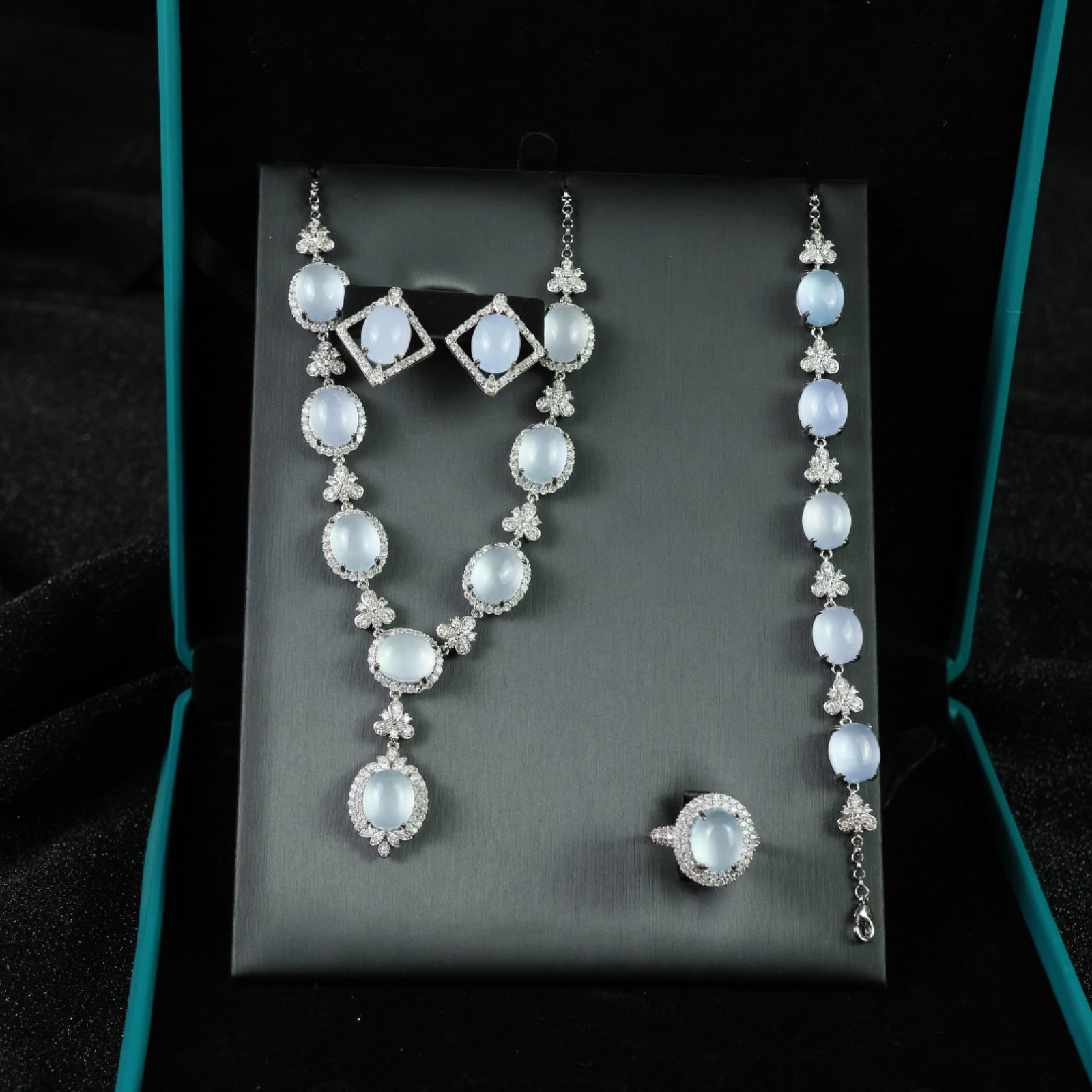 A Set of Fine Jewelry: A Set of Fine Jewelry 一套精美的首饰