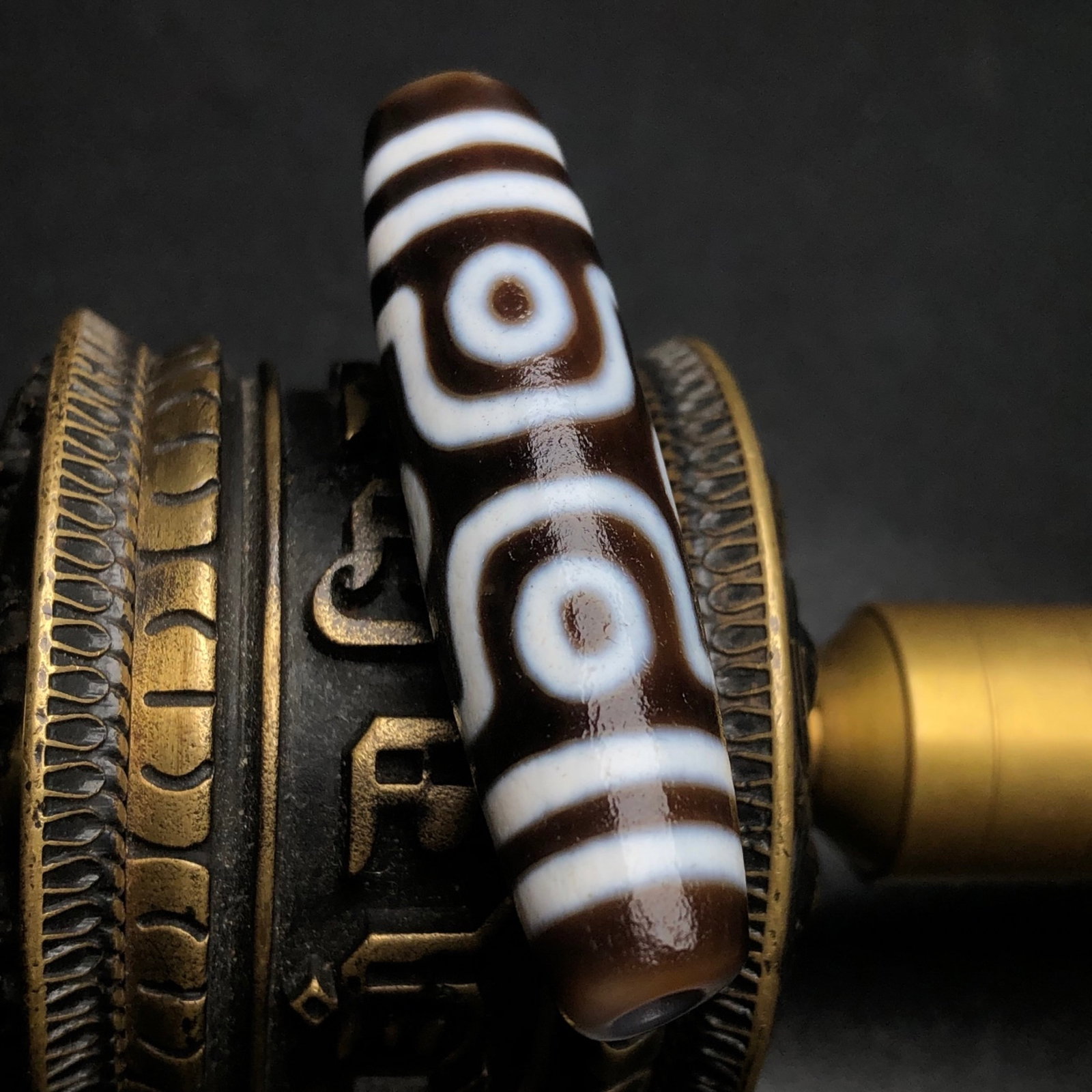 An Exquisite Dzi Bead Pendant: An Exquisite Dzi Bead Pendant,Size:2inx0.5in,Weight:13.1g 天珠挂件