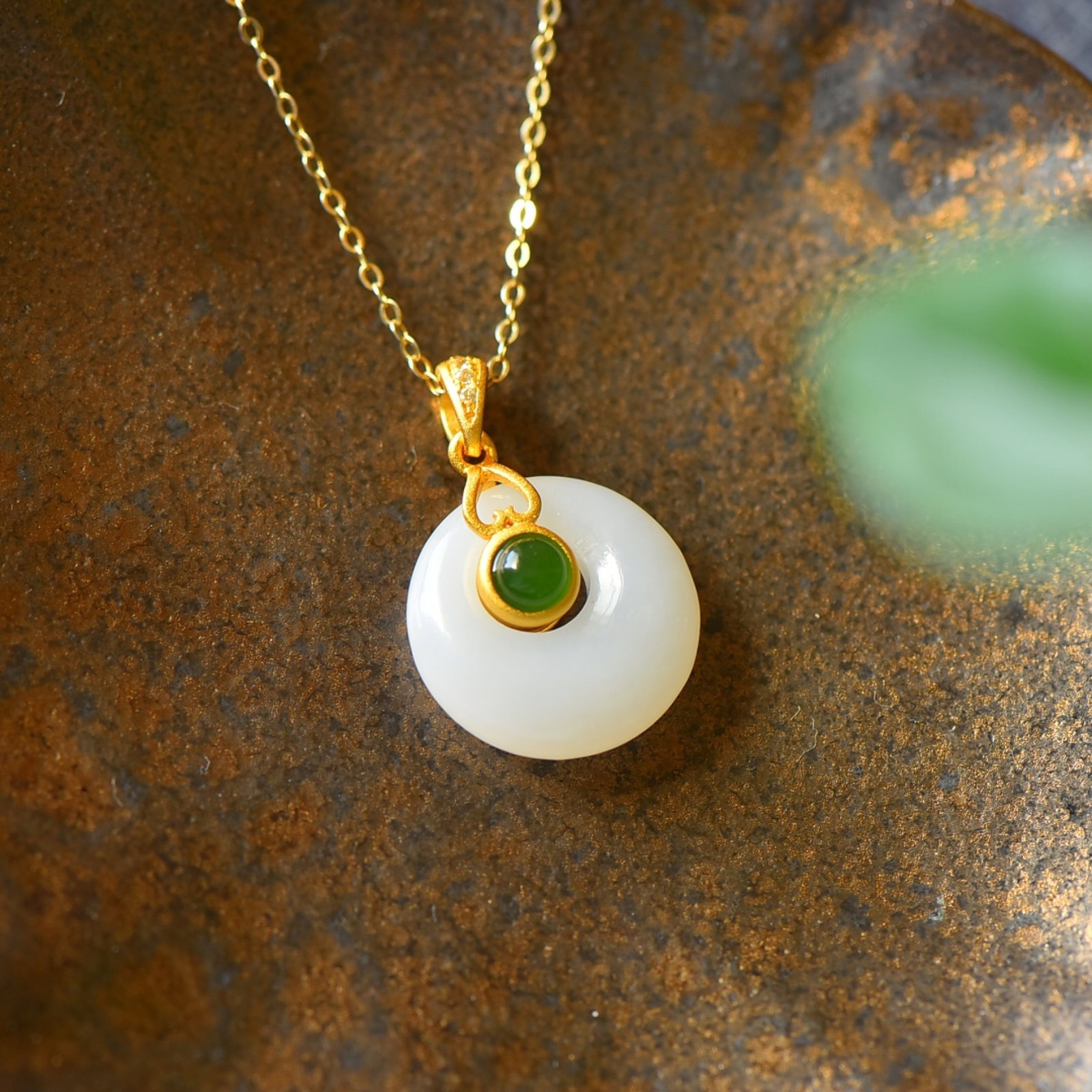 An Exquisite Sterling Silver-Gold Plated Inlaid White Jade Necklace,Inlaid Diamond: An Exquisite Sterling Silver-Gold Plated Inlaid White Jade Necklace,Inlaid Diamond,Size:0.6inx0.9in 纯银镀金镶白玉项链,嵌钻石