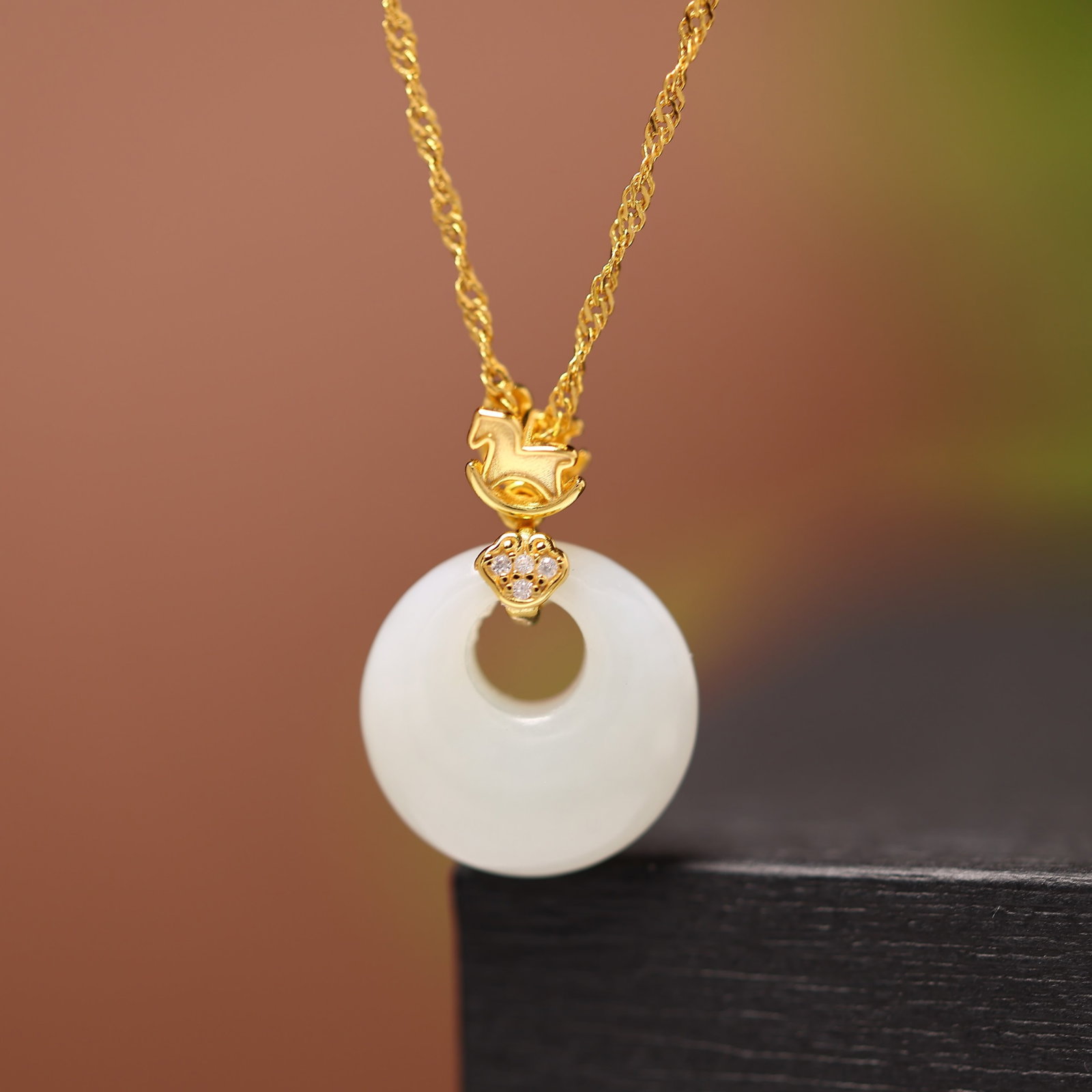 An Exquisite Sterling Silver-Gold Plated Inlaid White Jade Necklace,Inlaid Diamond: An Exquisite Sterling Silver-Gold Plated Inlaid White Jade Necklace,Inlaid Diamond,Size:0.6inx0.6in 纯银镀金镶白玉项链,嵌钻石