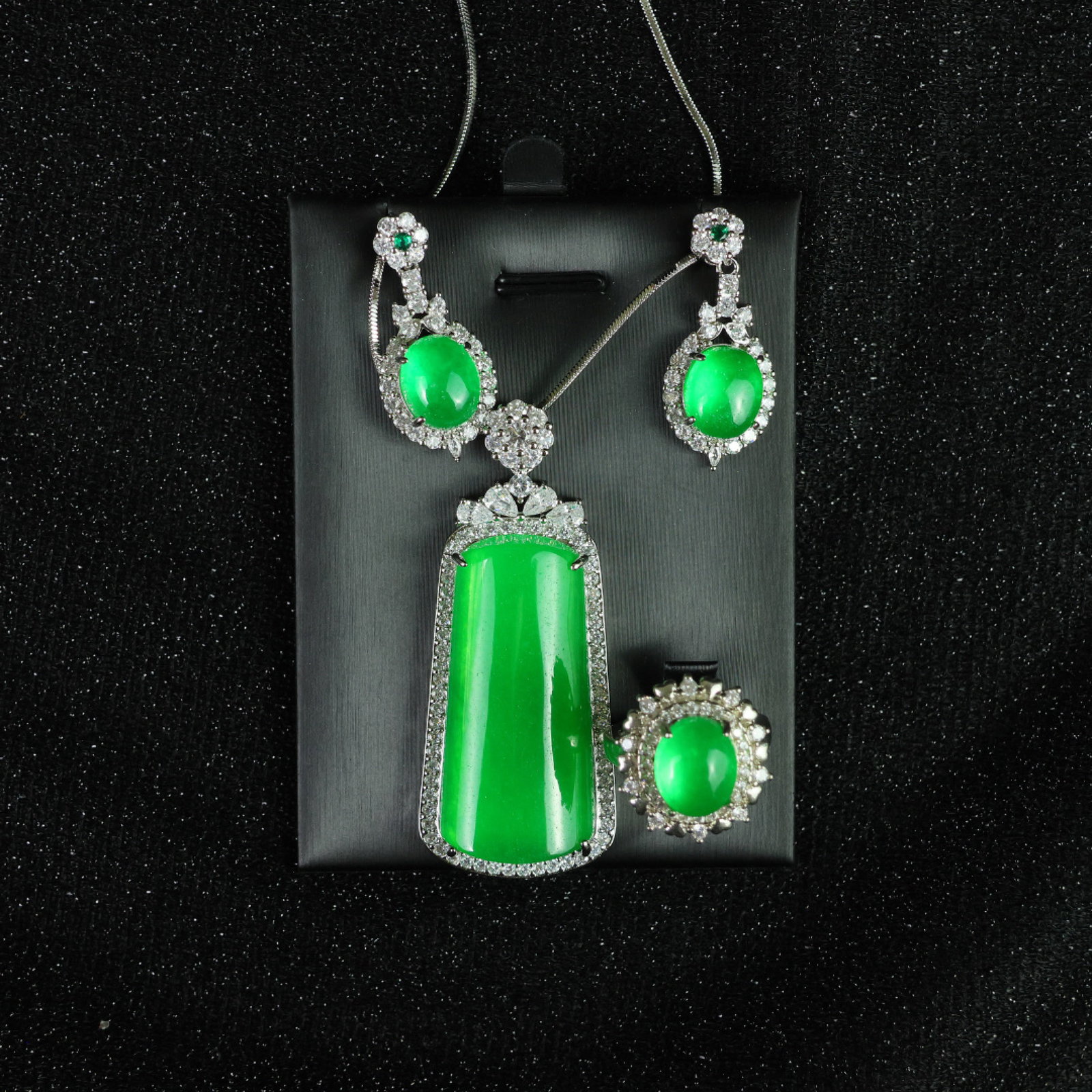 A Set of Fine Jewelry: A Set of Fine Jewelry 一套精美的首饰