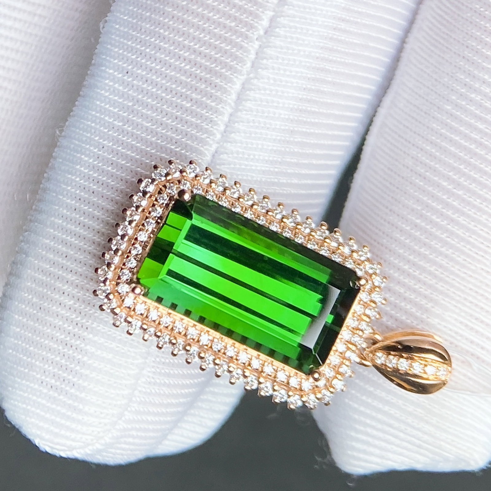 6.32Ctw Natural Tourmaline Necklace: 6.32Ctw Natural Tourmaline Necklace,Size:0.6inx0.4in 6.32Ctw天然碧玺项链