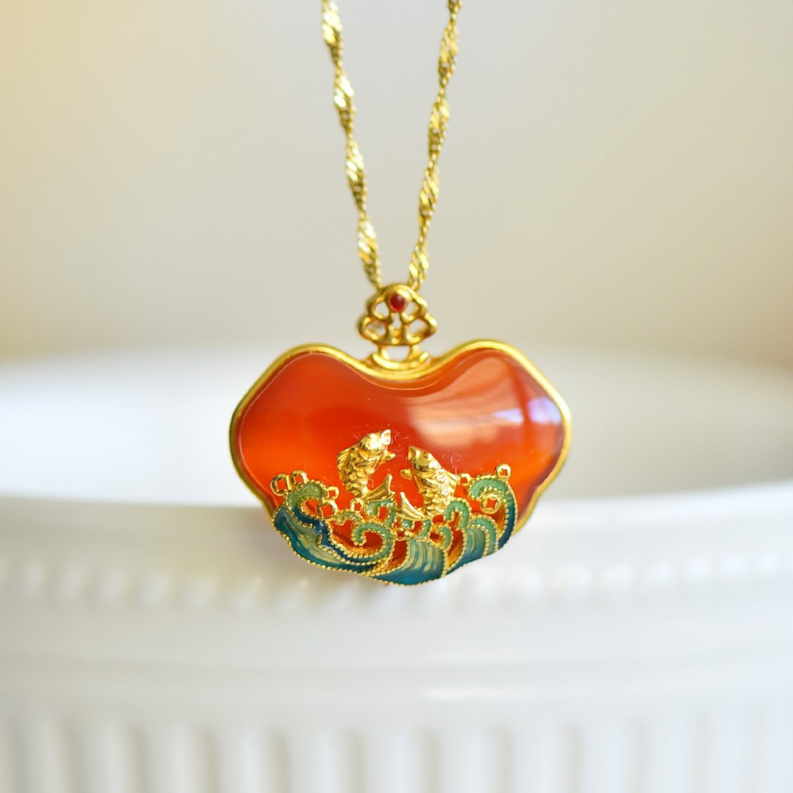 An Exquisite Sterling Silver-Gold Plated Inlaid Red Agate Necklace: An Exquisite Sterling Silver-Gold Plated Inlaid Red Agate Necklace,Size:0.6inx0.9in 纯银镀金镶红玛瑙项链