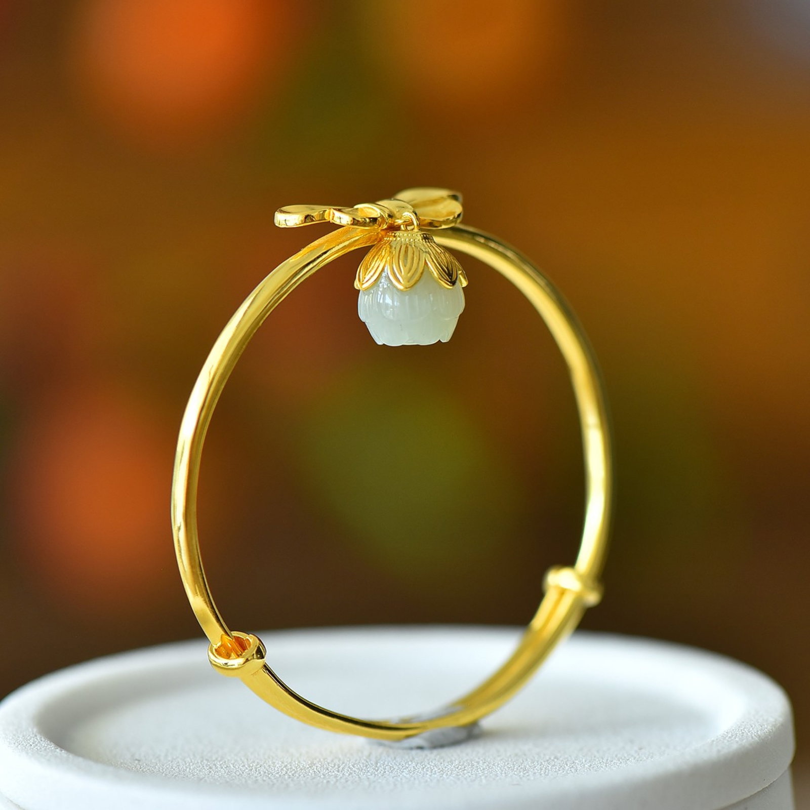 An Exquisite Sterling Silver-Gold Plated Inlaid White Jade Bracelet: An Exquisite Sterling Silver-Gold Plated Inlaid White Jade Bracelet 纯银镀金镶白玉手镯