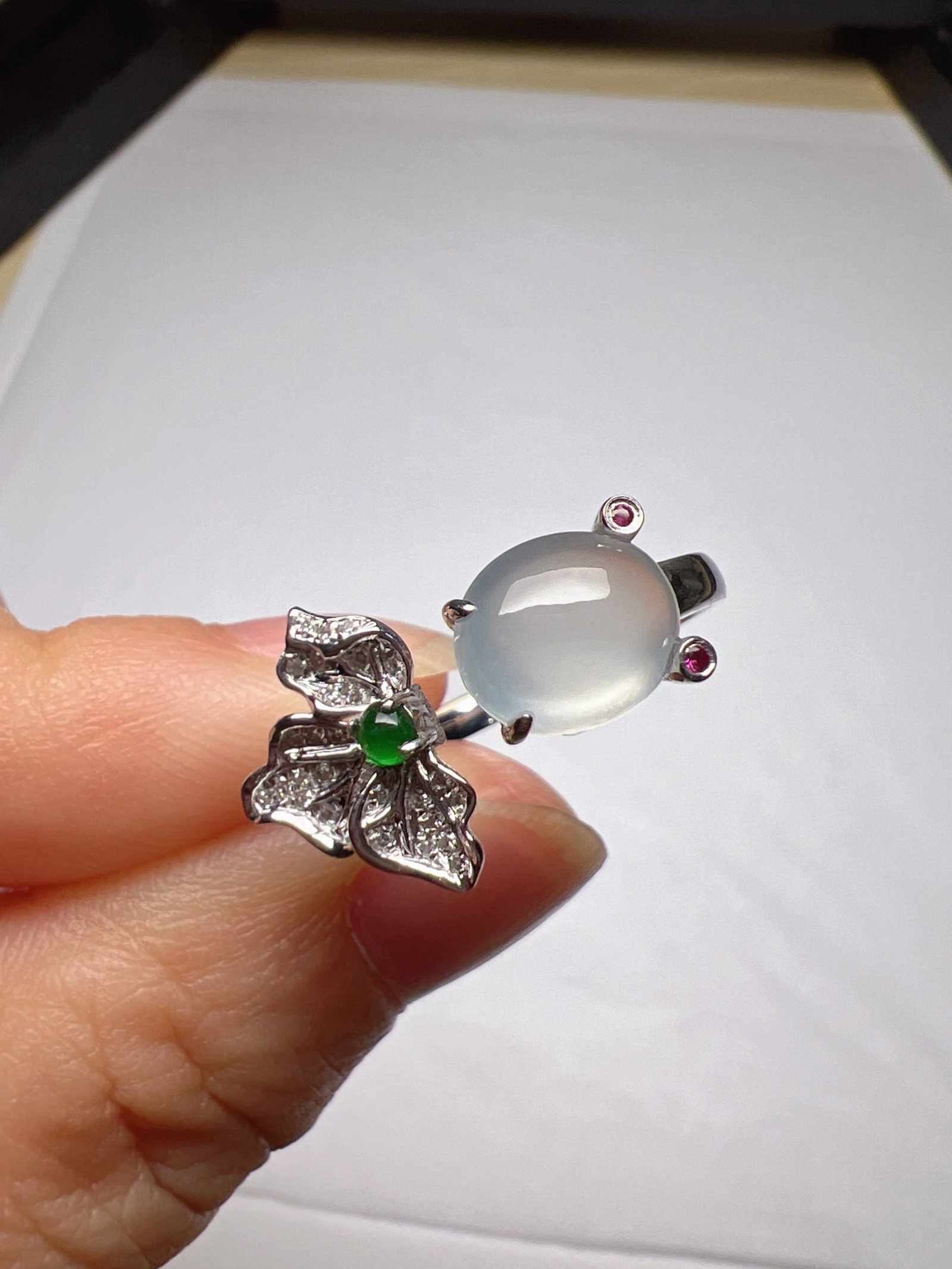 An Exquisite 18k Gold Diamond Inlaid Jadeite Ring: An Exquisite 18k Gold Diamond Inlaid Jadeite Ring 18k金钻镶嵌翡翠戒指