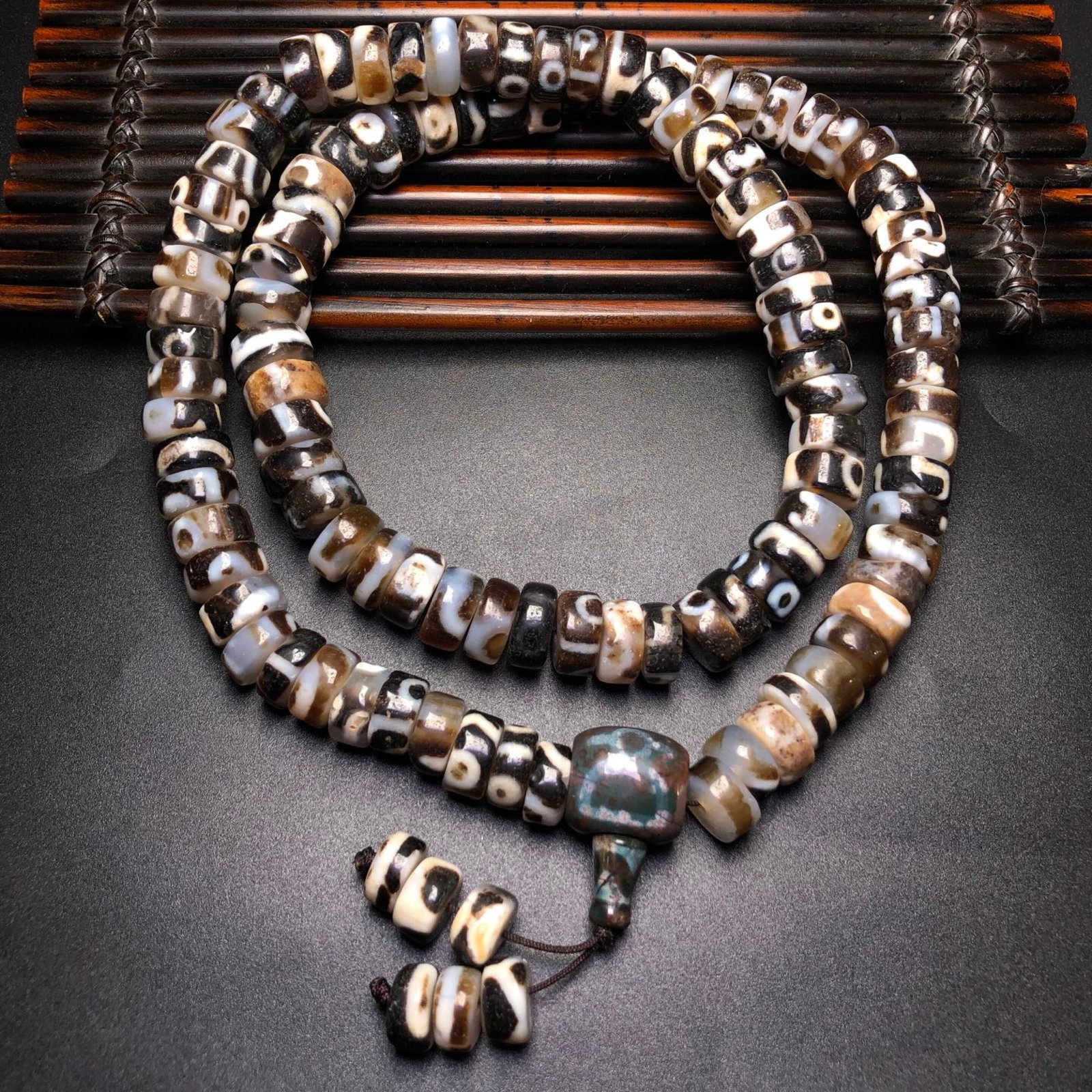 A Precious Dzi Bead Necklace: A Precious Dzi Bead Necklace,Size:0.5inx0.2in*108 天珠项链