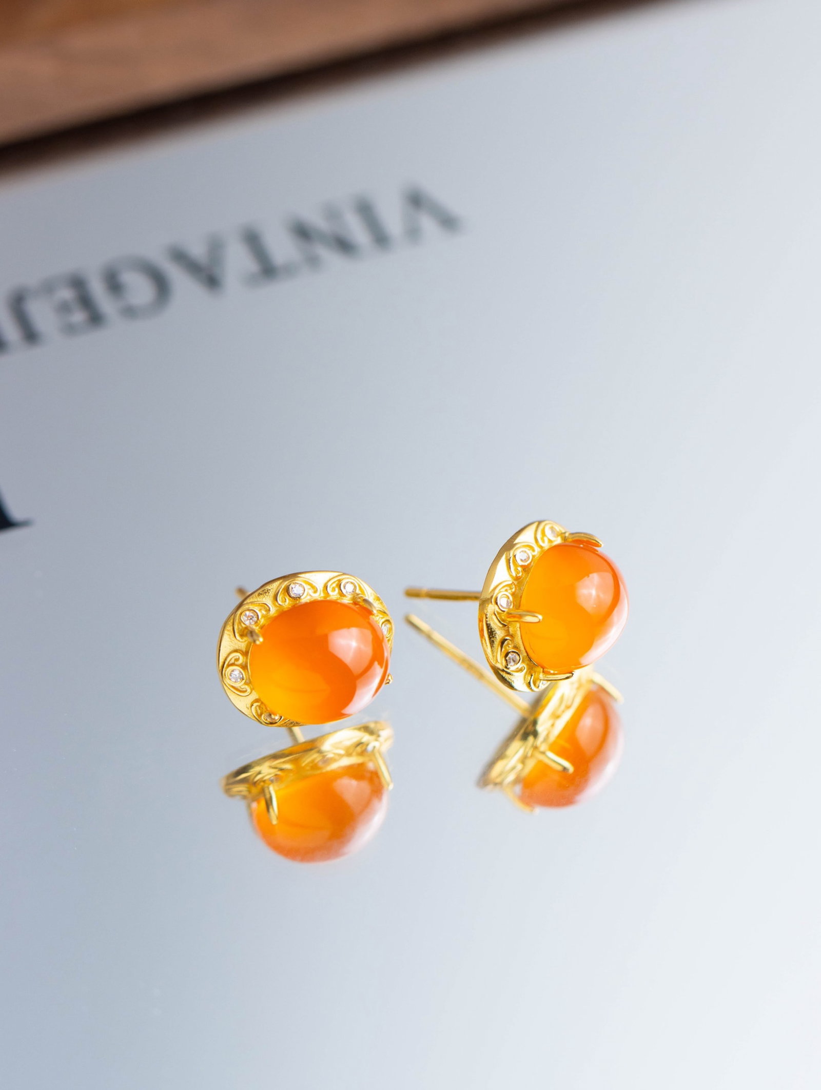 A Pair of Exquisite Sterling Silver-Gold Plated Inlaid Agate Earrings, Inlaid Diamond: A Pair of Exquisite Sterling Silver-Gold Plated Inlaid Agate Earrings, Inlaid Diamond 一对纯银镀金镶玛瑙耳钉,嵌钻石