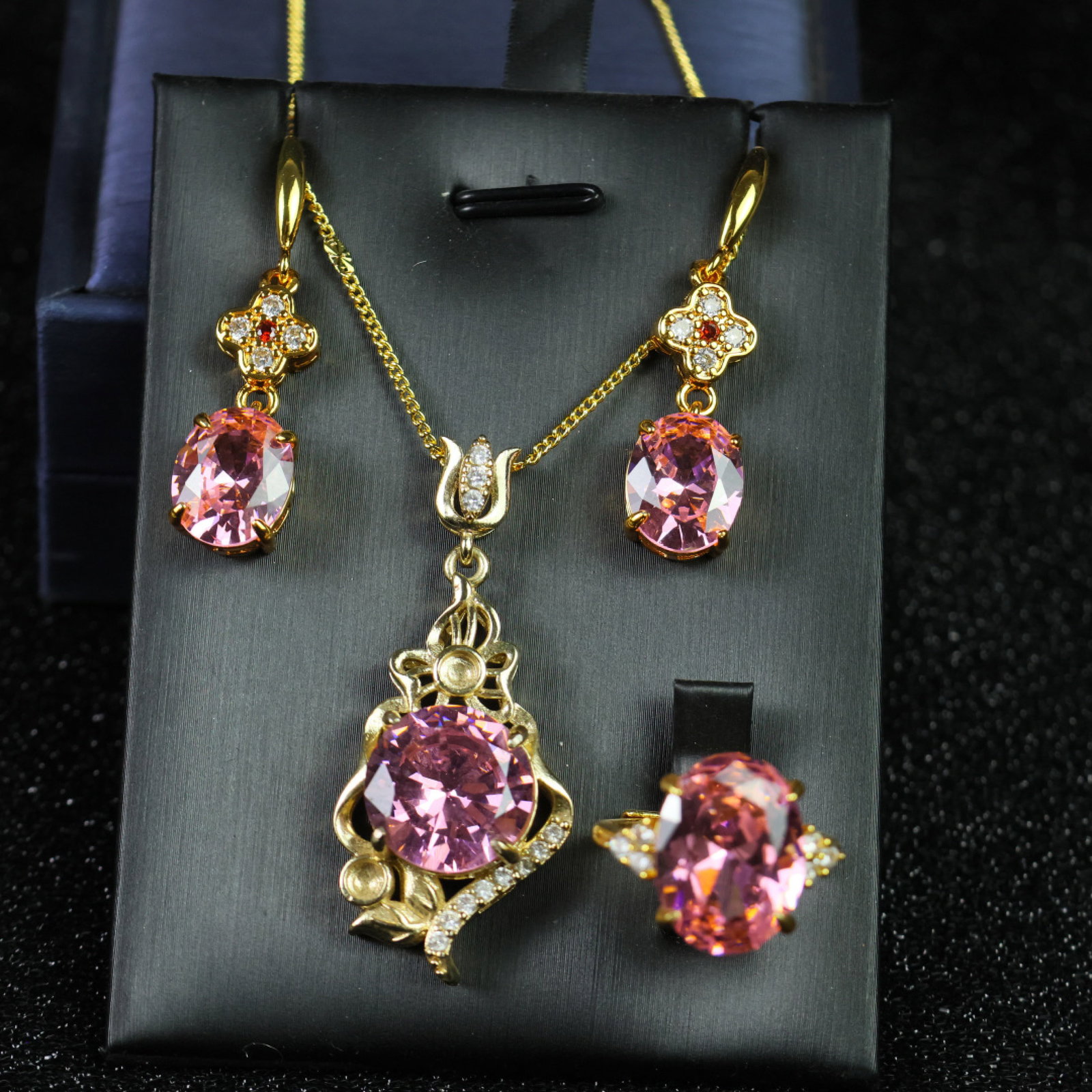 A Set of Fine Jewelry: A Set of Fine Jewelry 一套精美的首饰