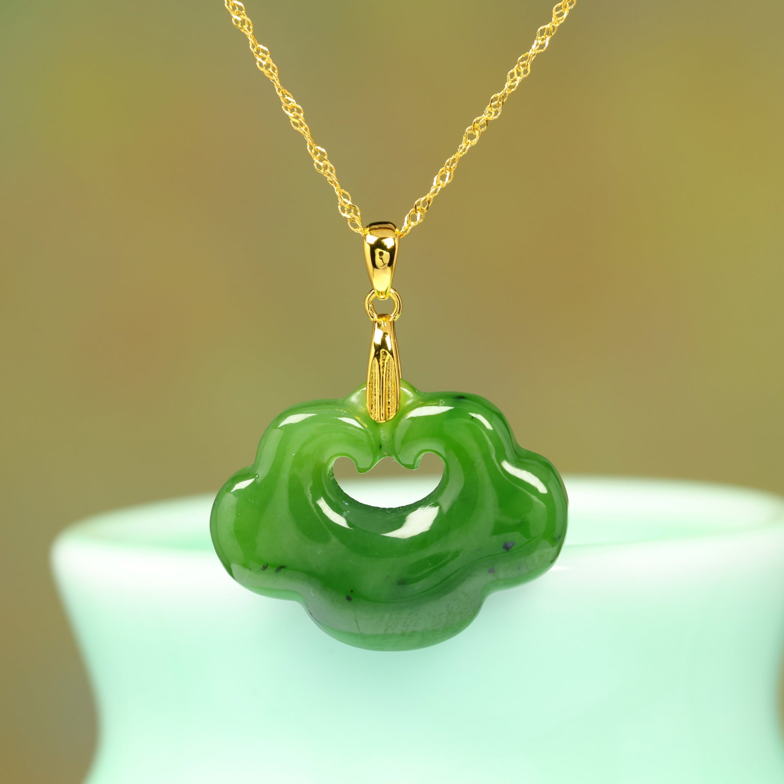 An Exquisite Sterling Silver-Gold Plated Inlaid Jasper Pendant: An Exquisite Sterling Silver-Gold Plated Inlaid Jasper Pendant , Size :0.9inx1.2in 纯银镀金镶碧玉吊坠,尺寸:0.9inx1.2in